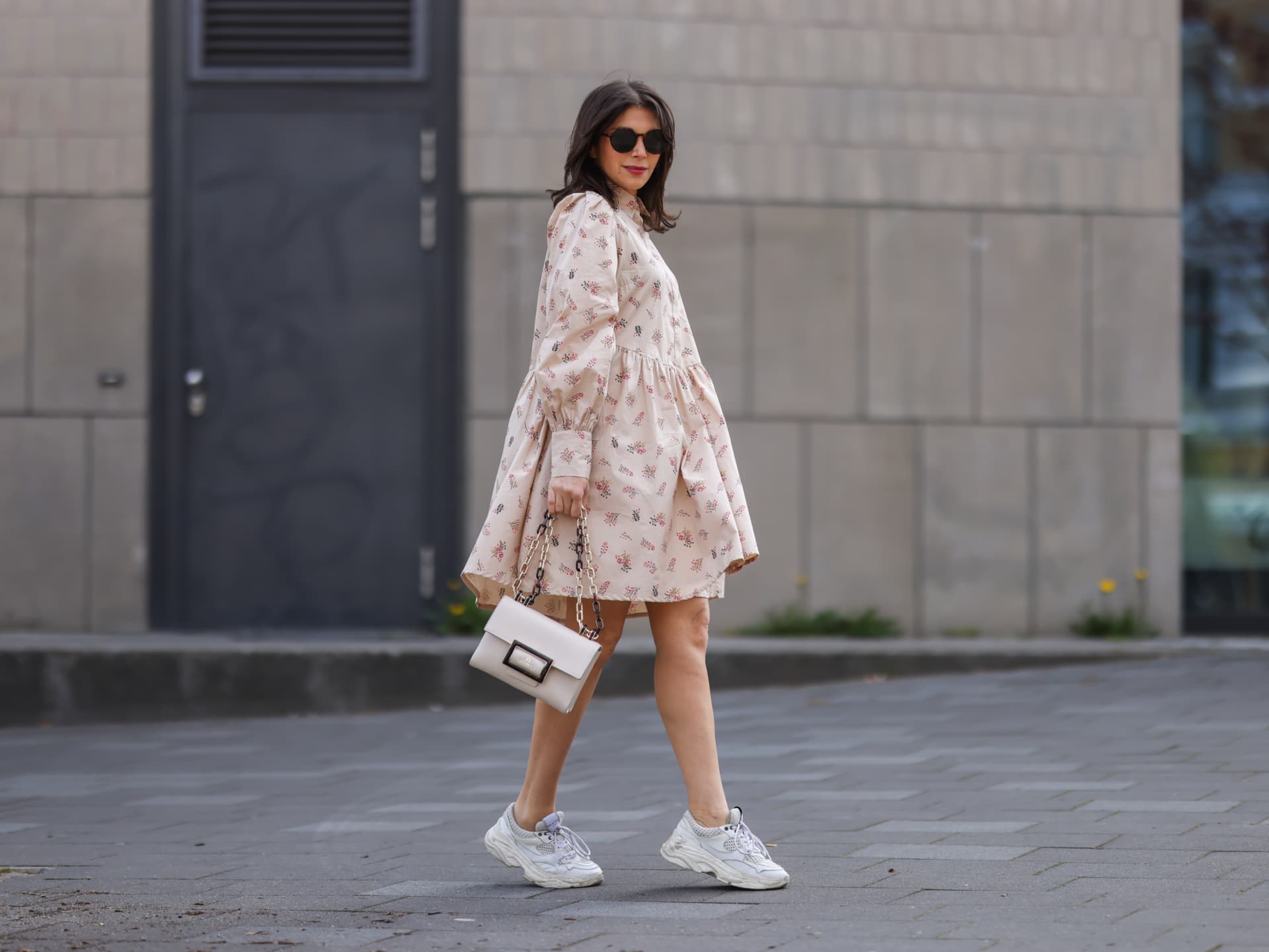 Wie du ein elegantes Kleid mit Sneakern trägst? Das erfährst du hier. Frau in Kleid mit Sneaker