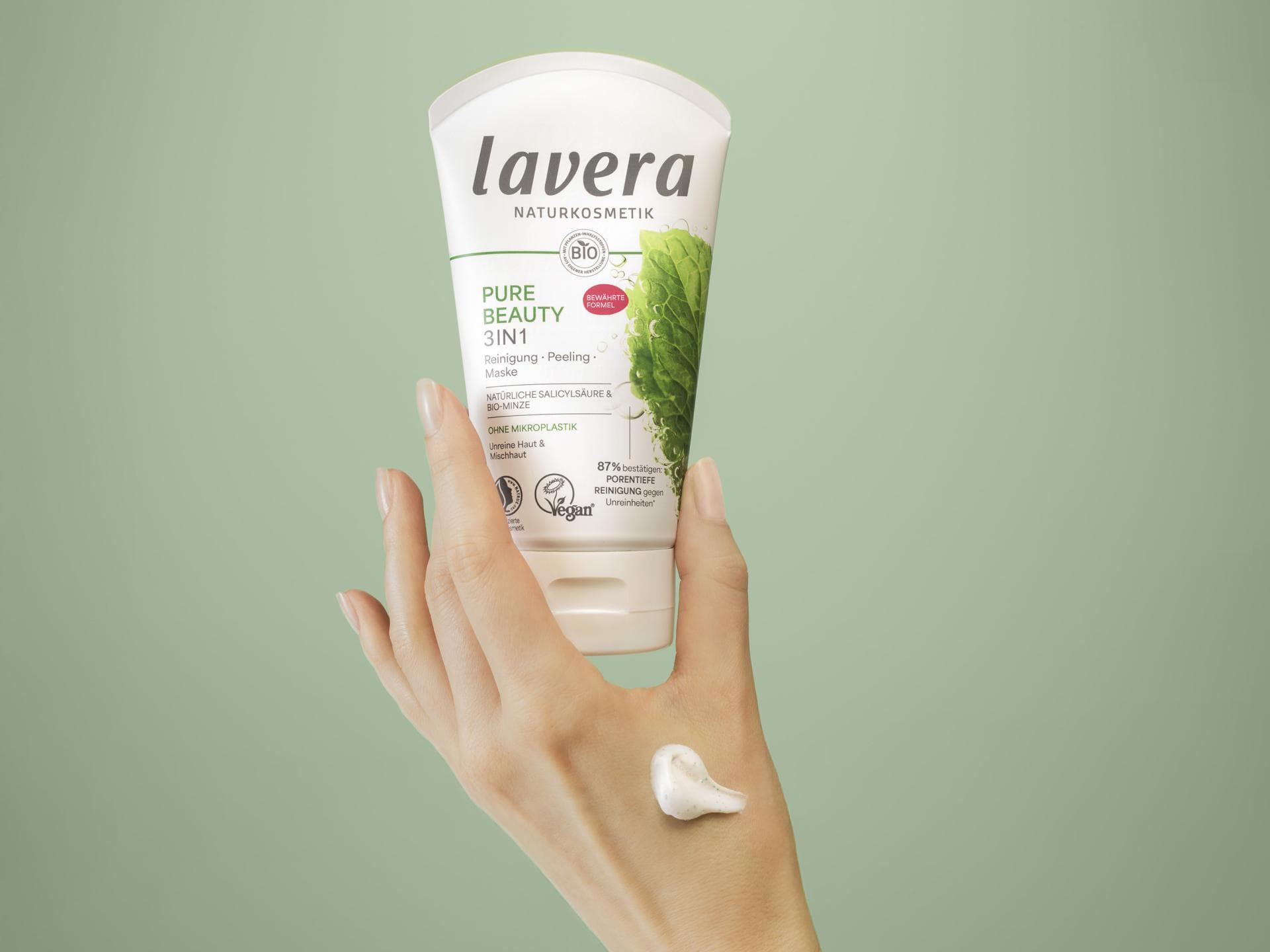 Die 3in1 Reinigung, Peeling, Maske von lavera Naturkosmetik