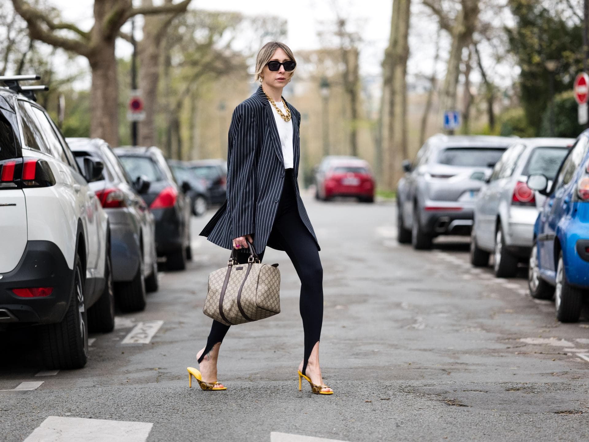Leggings kombinieren Frau in Leggings mit Blazer