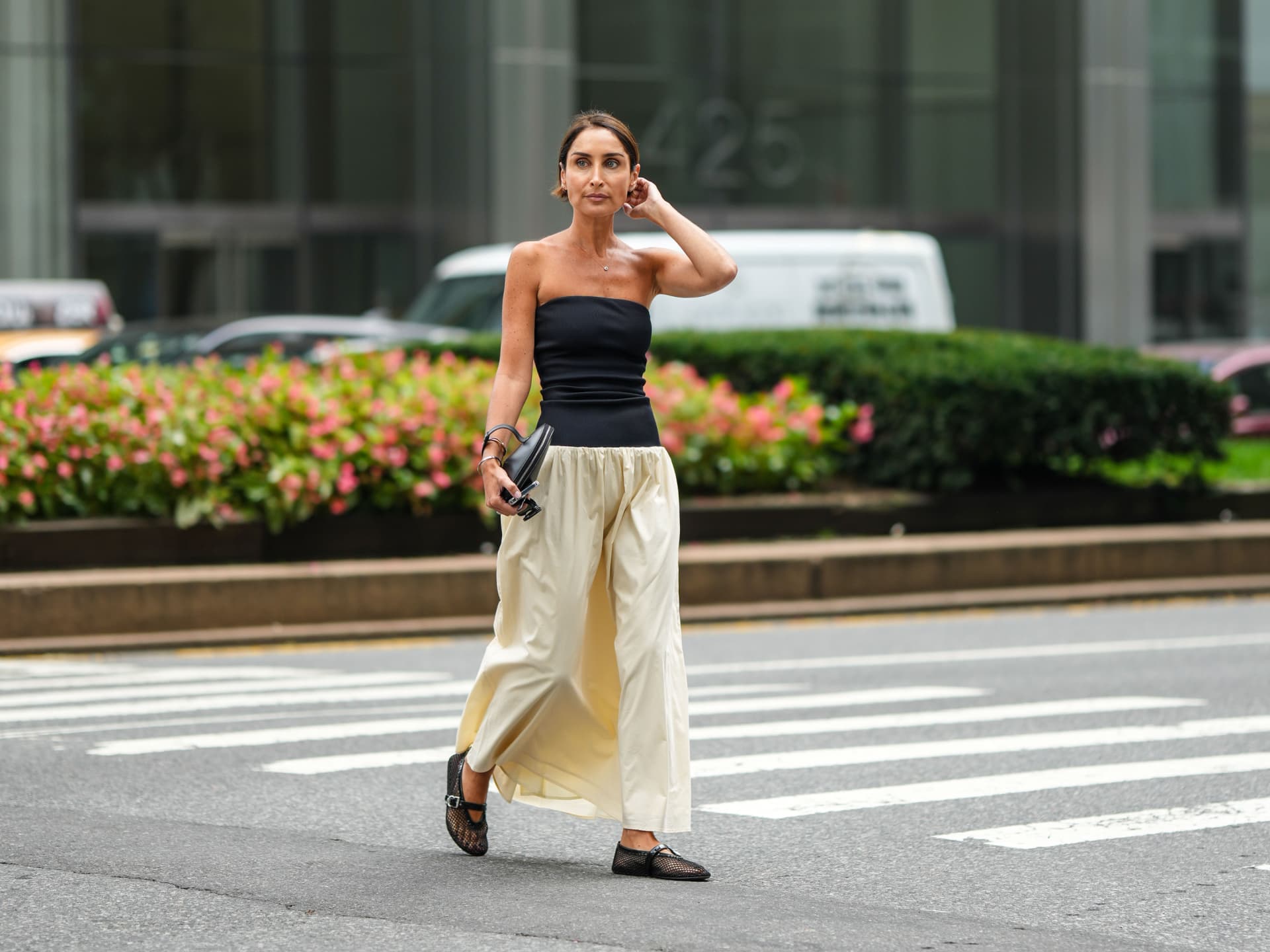 Frau in Rock und Tube Top mit Ballerinas