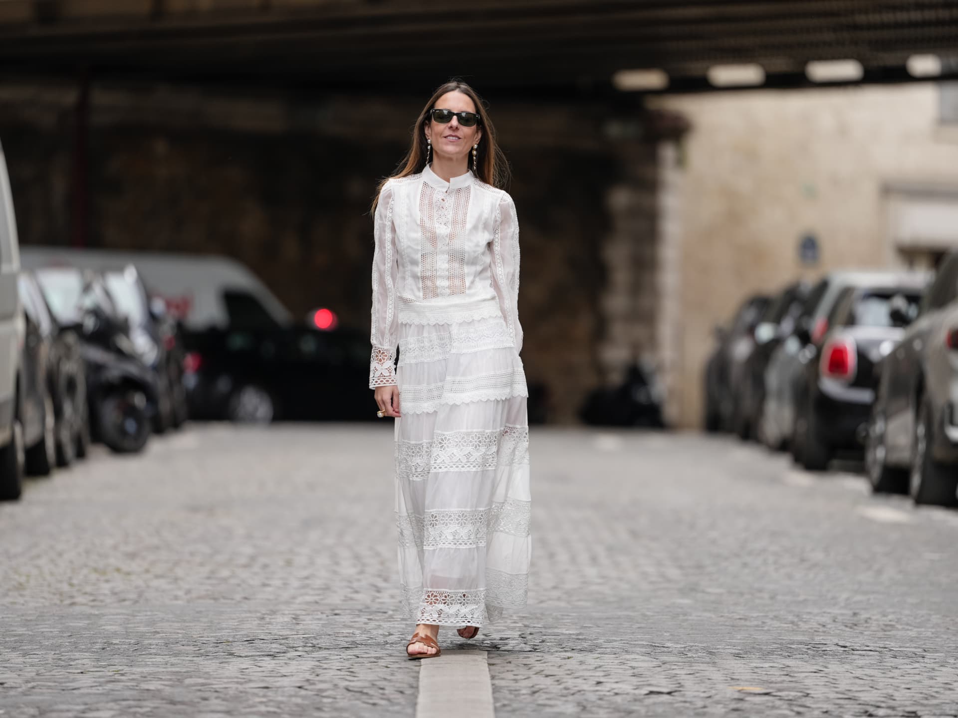 Die schönsten weißen Kleider von H&M für den Sommer 2025? Zeigen wir dir hier! Frau in weißem Sommerkleid