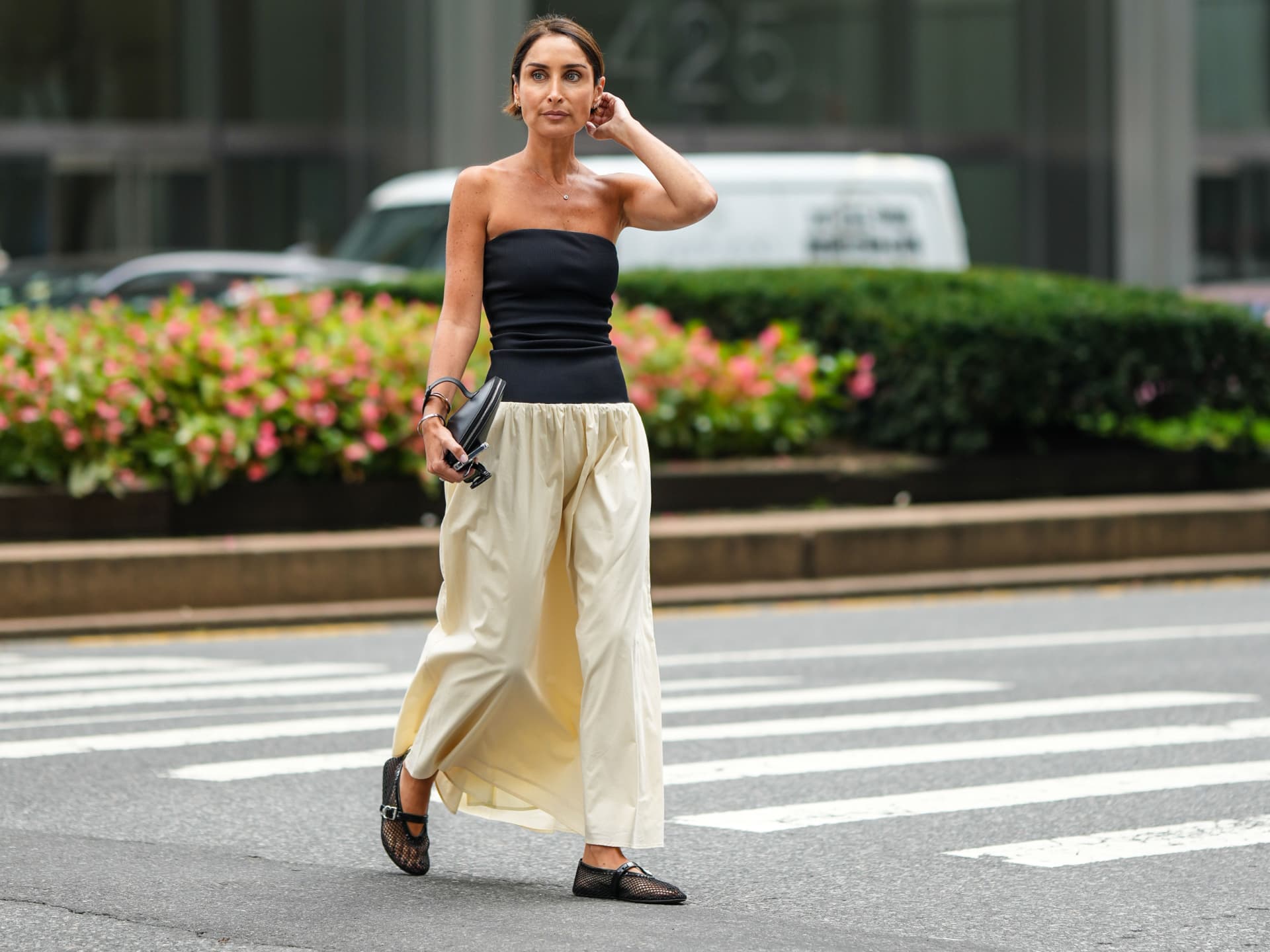 Netz-Ballerinas sind die perfekte Alternative zu Sandalen – geschlossen und dennoch luftig. Frau in Rock und Tube Top mit Ballerinas
