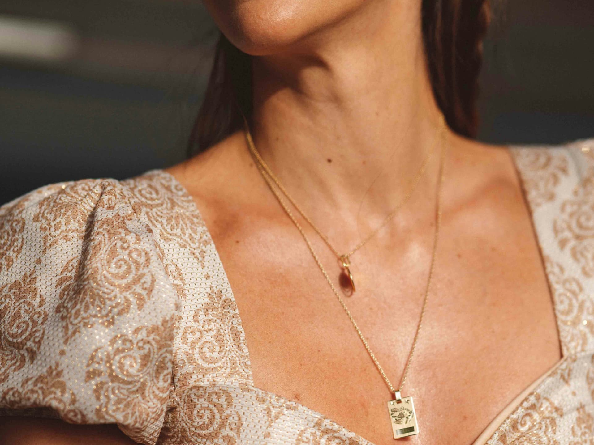 Welcher Schmuck zuverlässig wasserfest ist, erfährst du hier. Frau mit Schmuck
