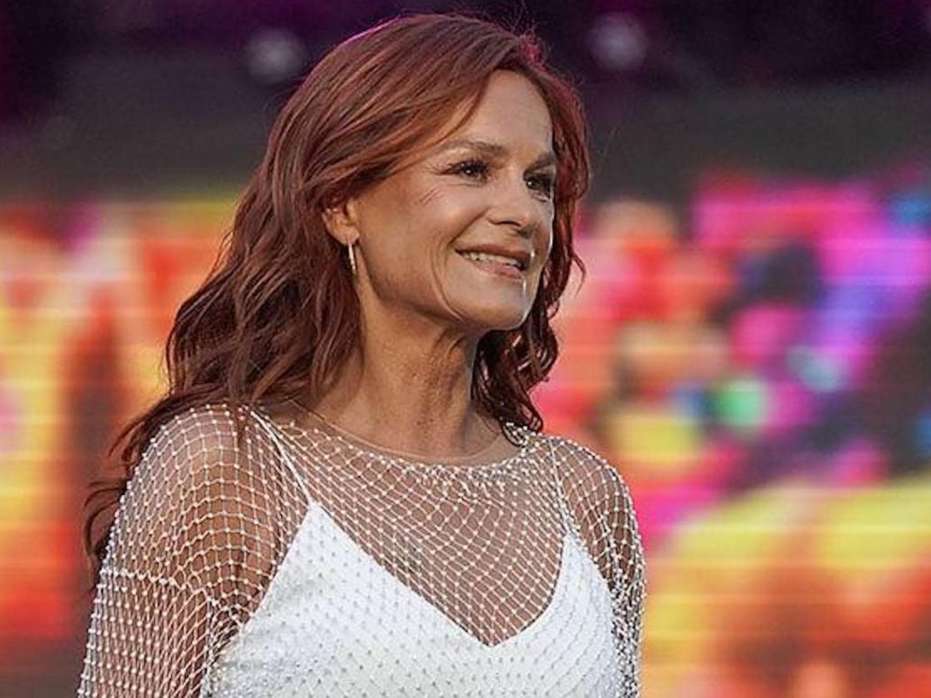 Andrea Berg lächelt zur Seite
