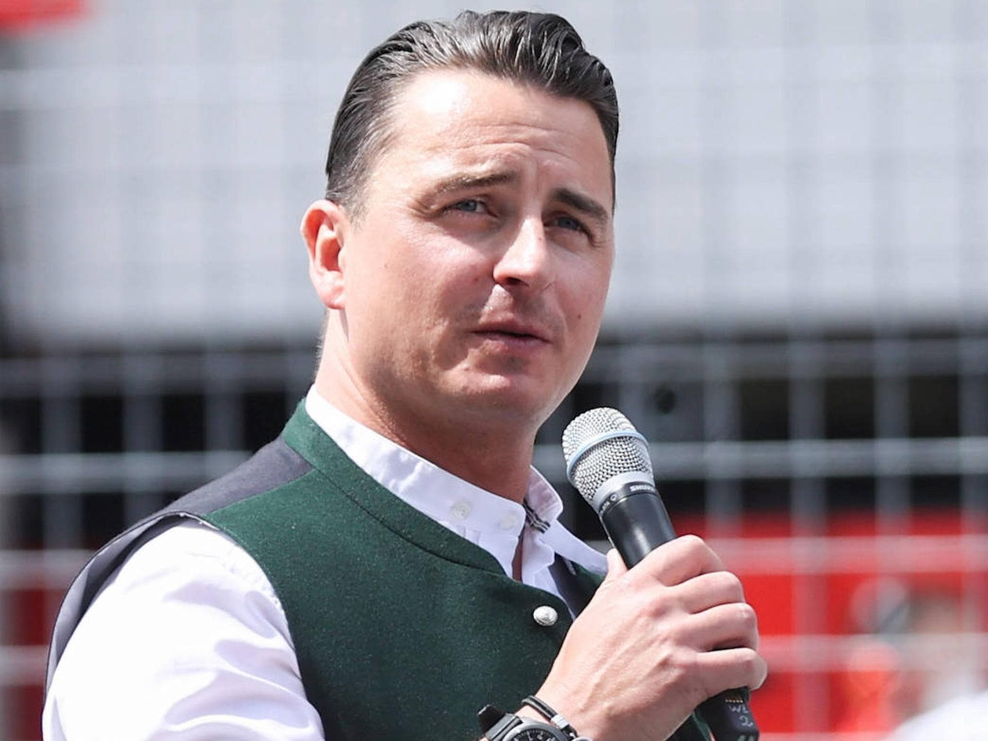 Andreas Gabalier guckt skeptisch auf der Bühne.