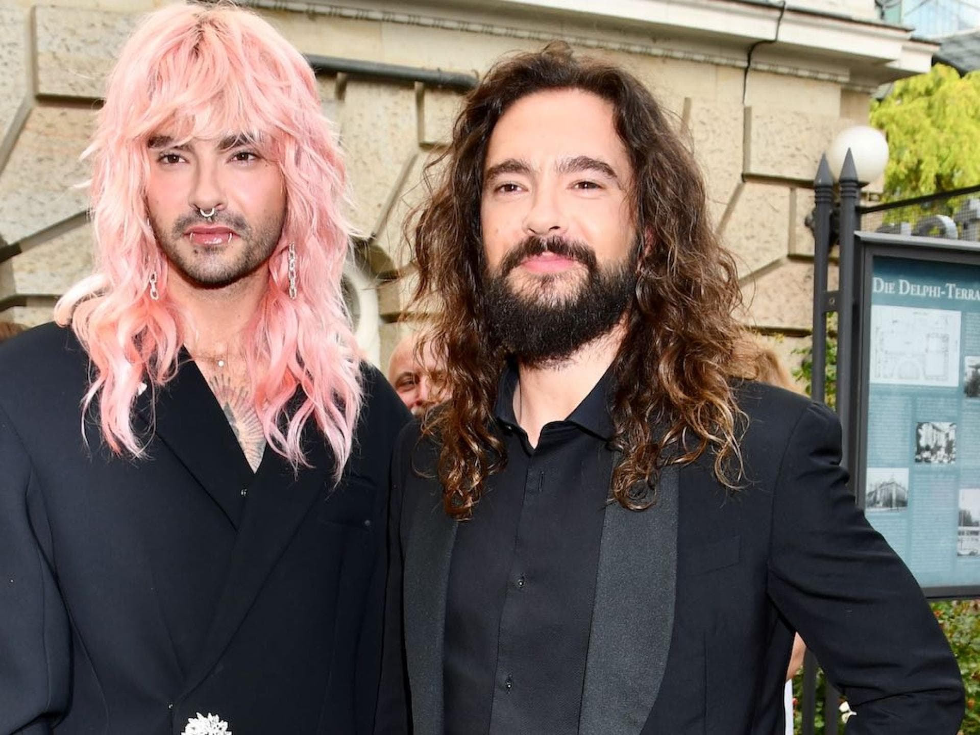 Bill und Tom Kaulitz im Anzug
