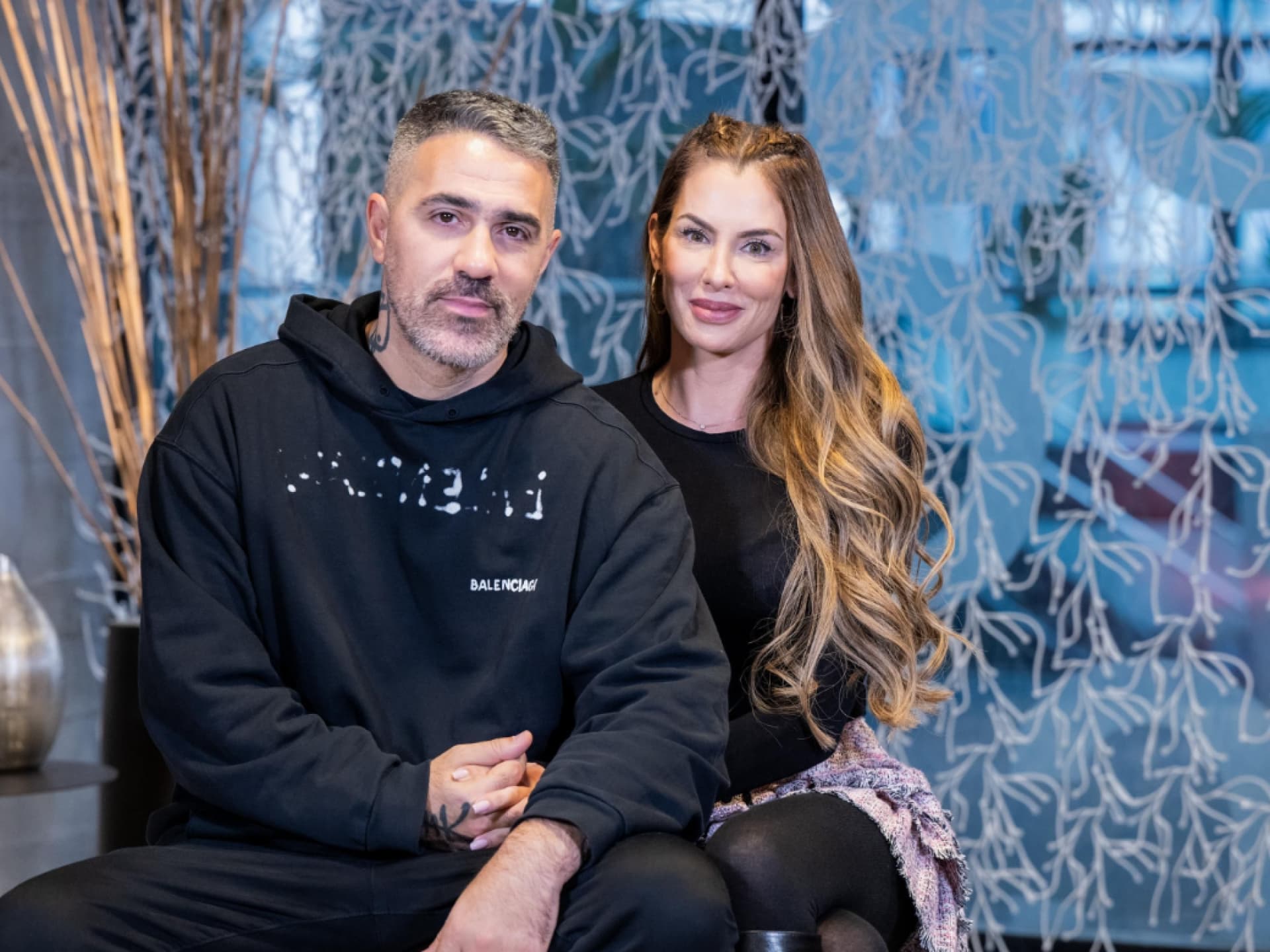 Bushido & Anna-Maria sitzen nebeneinander