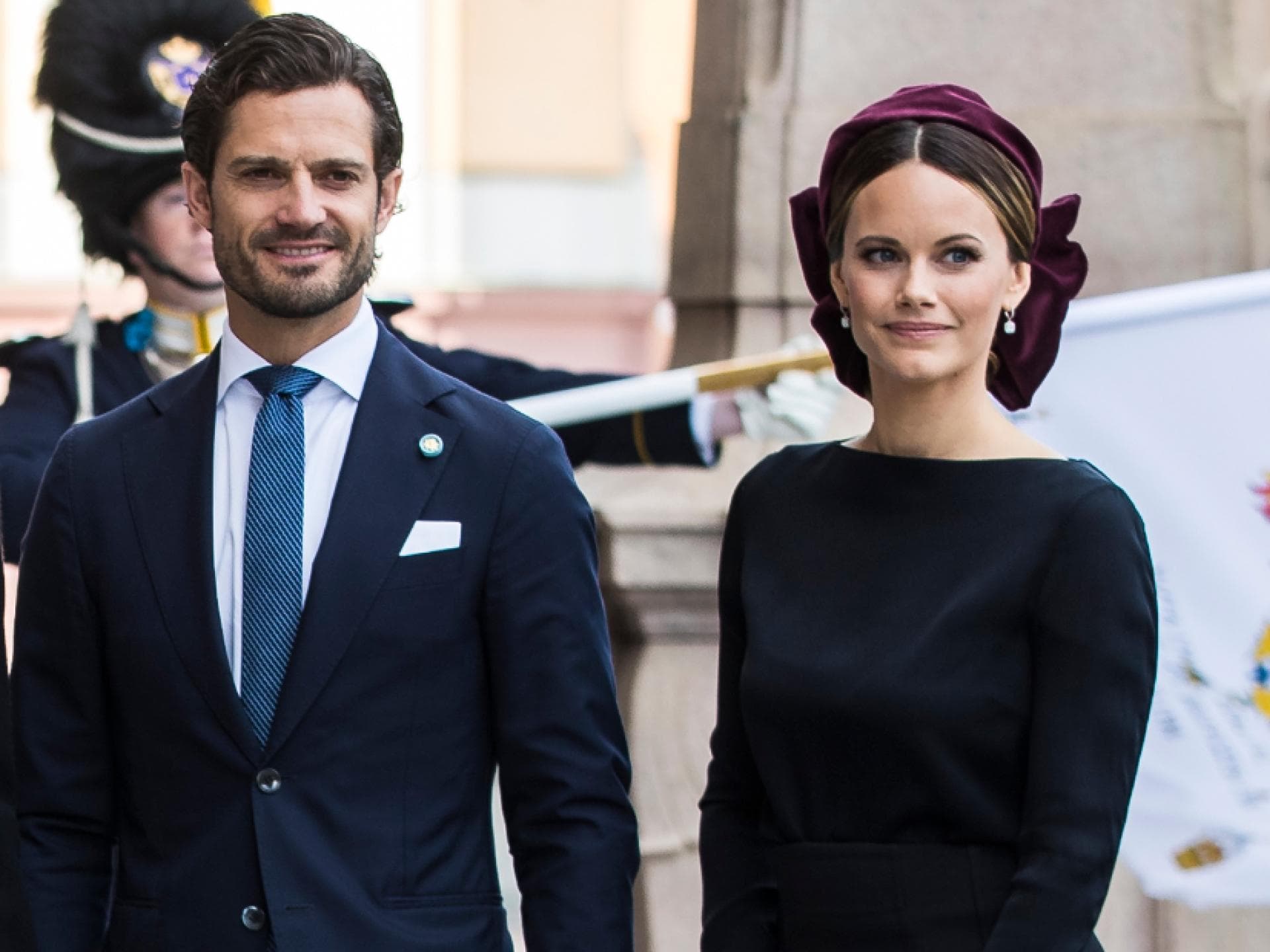 Carl Philip und Sofia lächeln leicht und schauen zur Seite