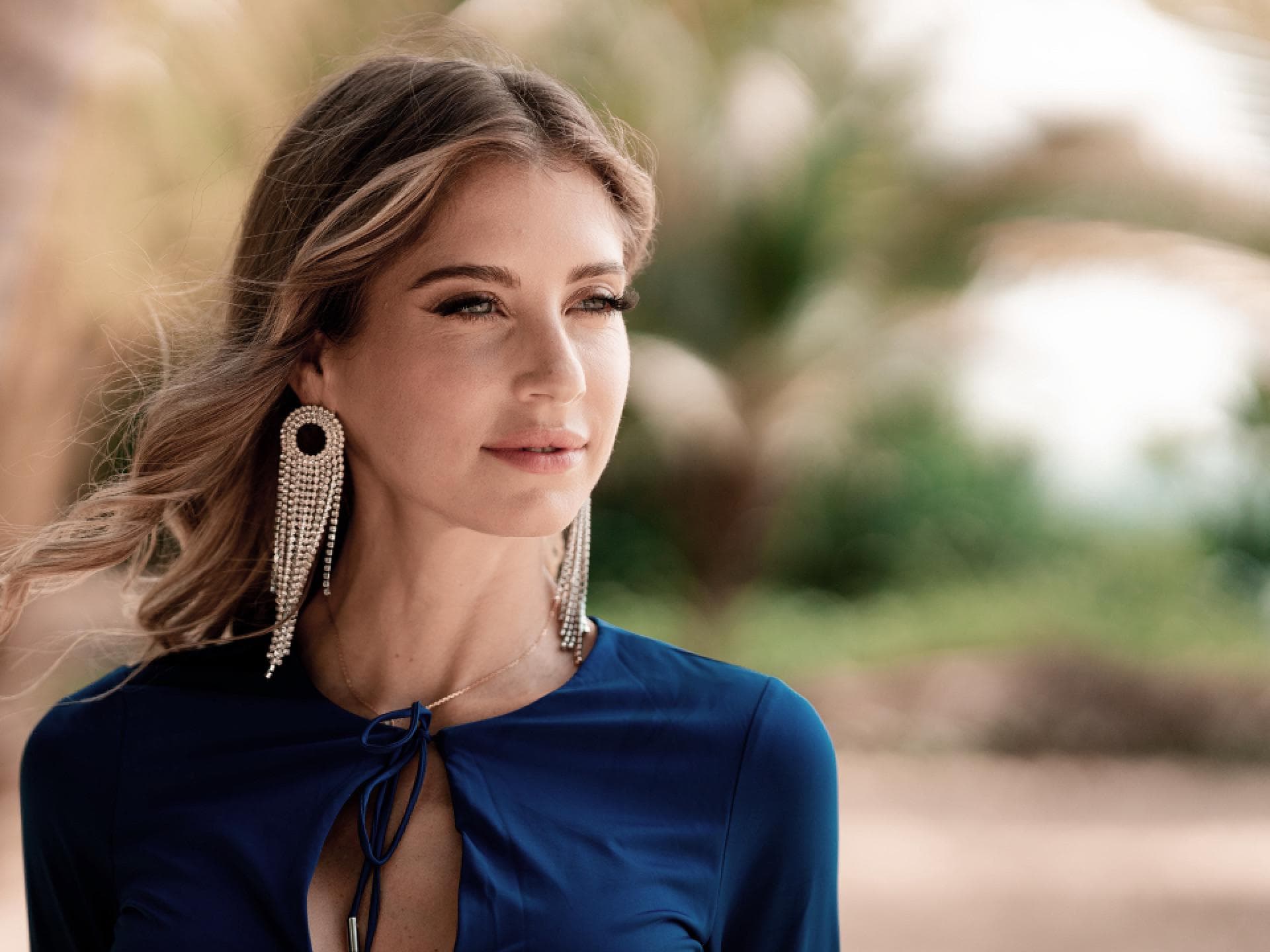 Cathy Hummels schaut am Strand aufs Meer