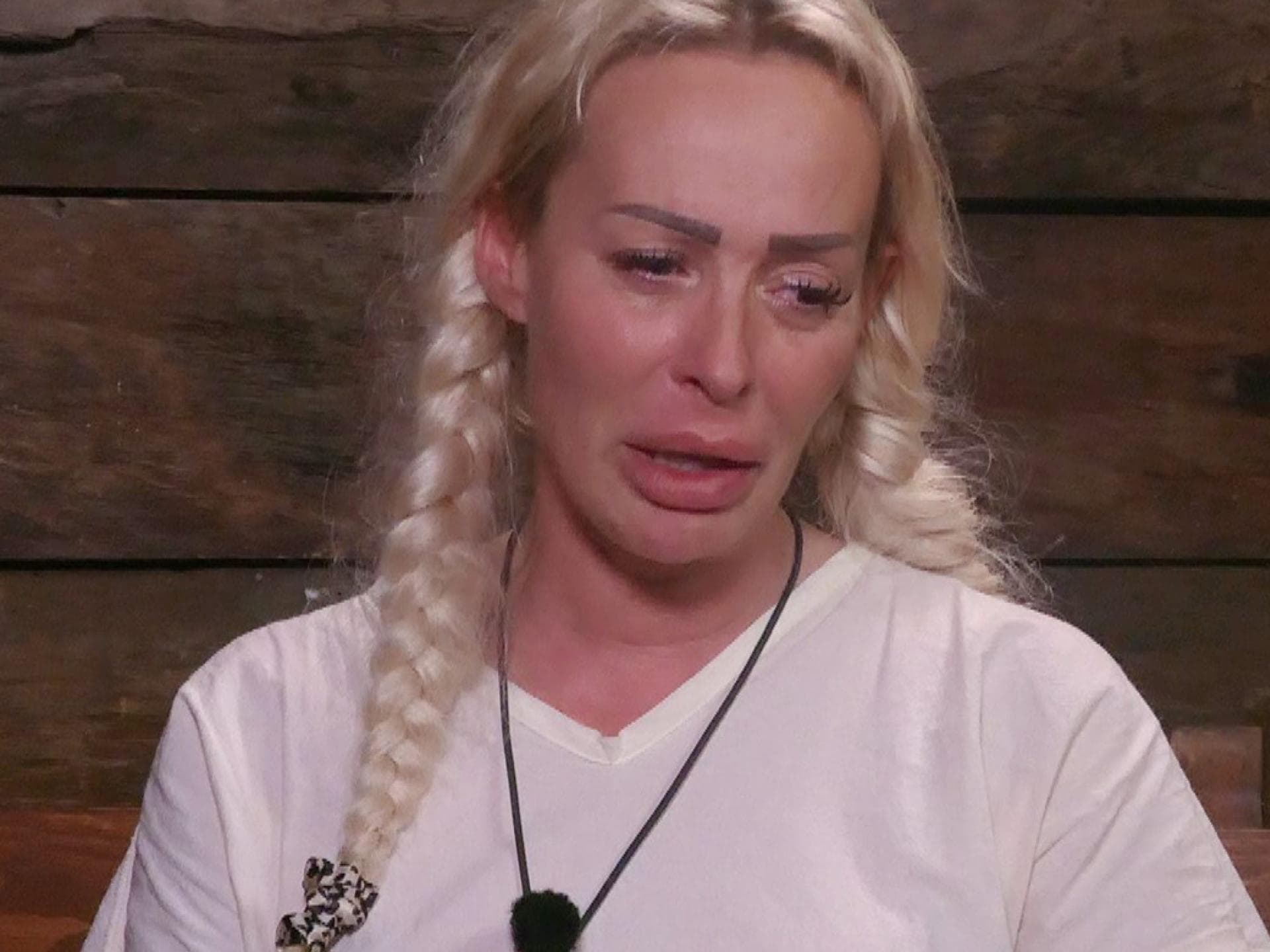Cora Schumacher weint im Dschungeltelefon im Dschungelcamp