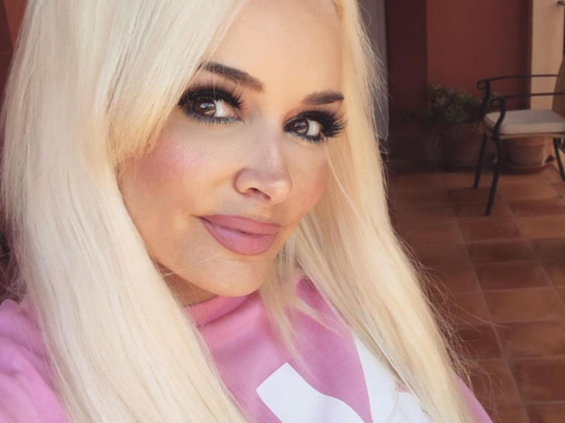 Daniela Katzenberger schaut in die Kamera bei einem Selfie.