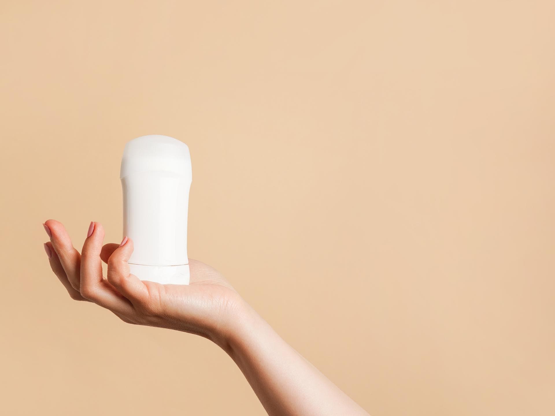Wir haben einen Rabattcode für das Antitranspirant von Soummé Frau hält Deodorant
