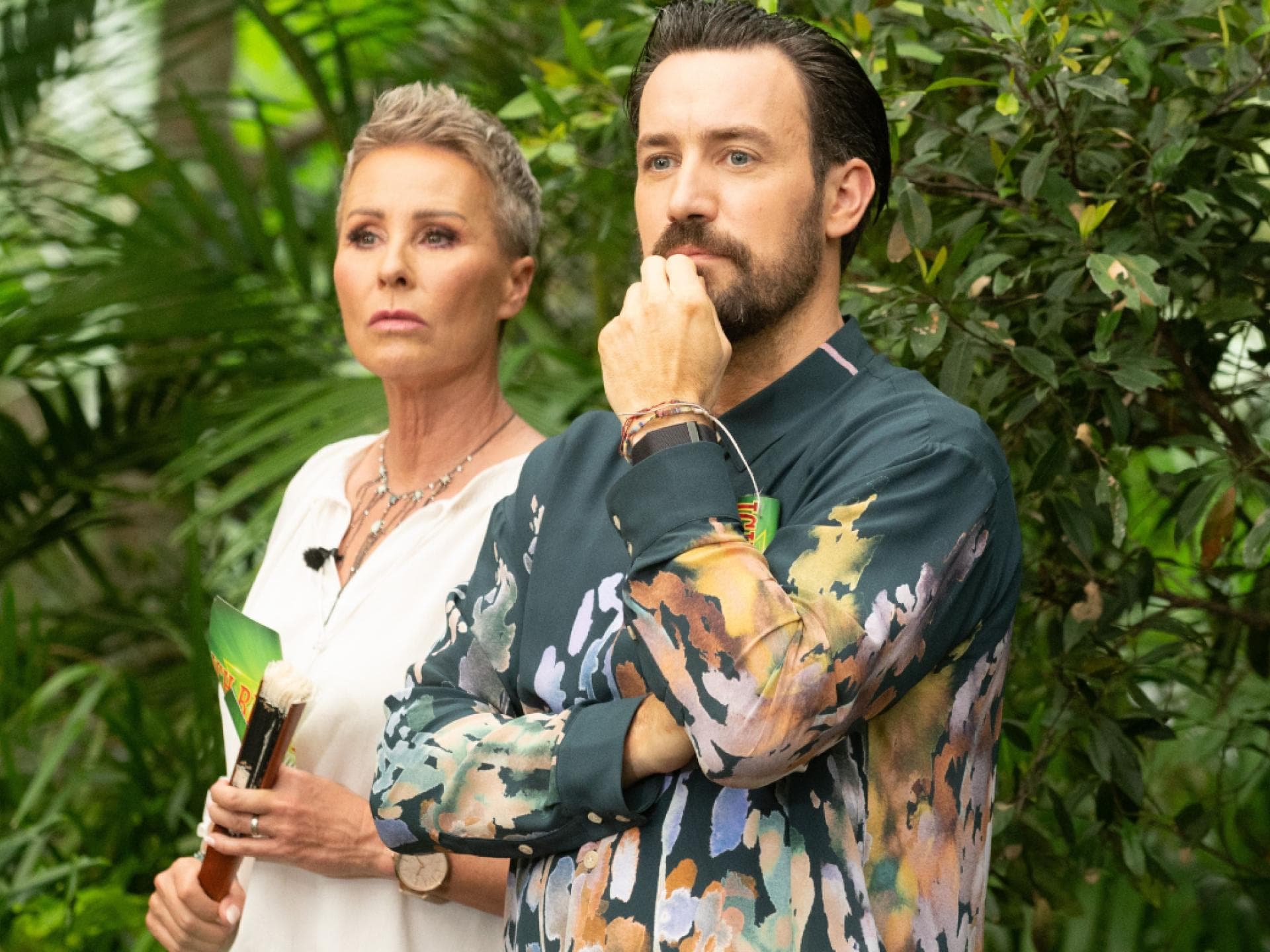 Sonja Zietlow und Jan Köppen gucken kritisch im Dschungelcamü