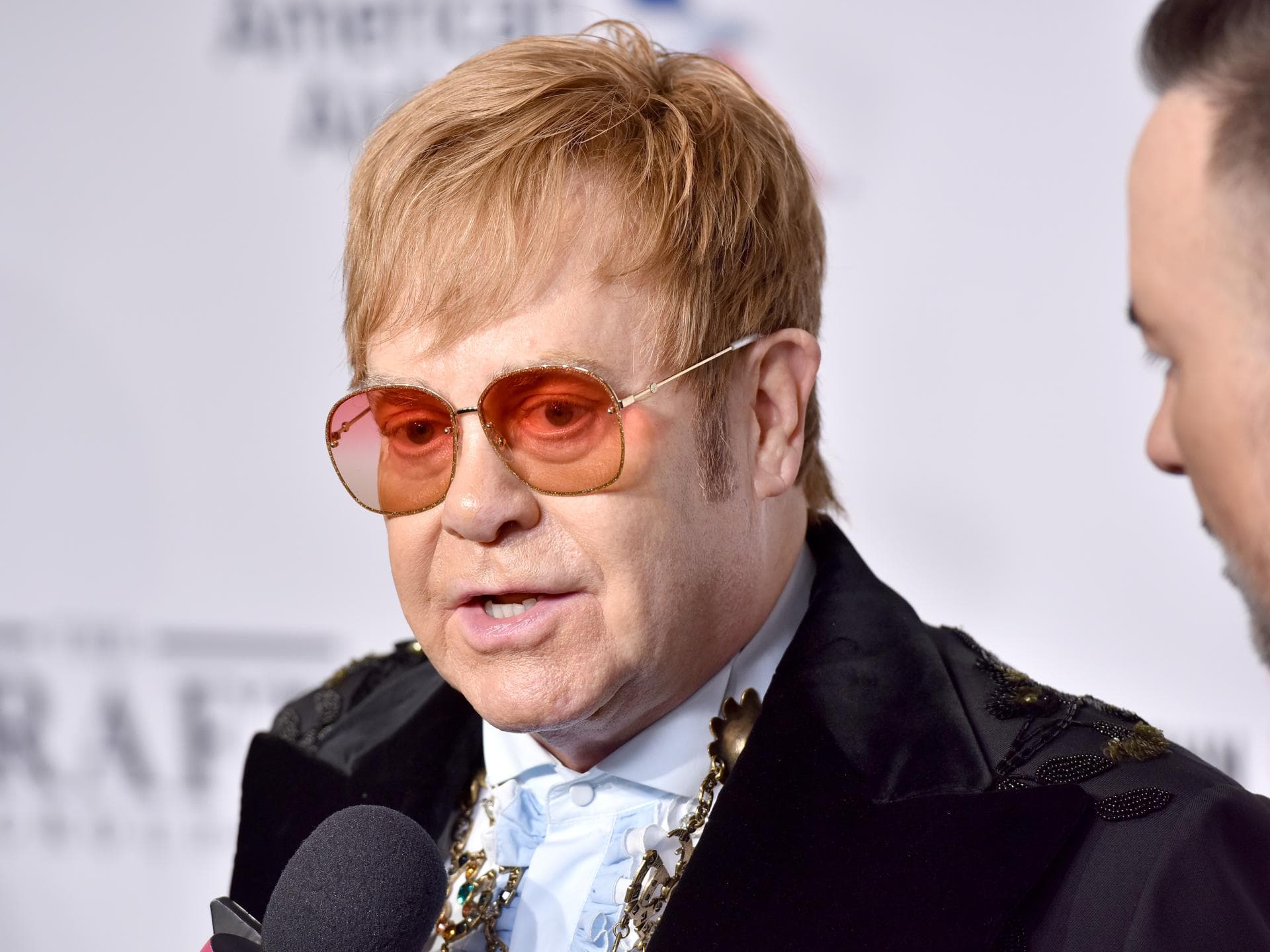 Elton John guckt ernst