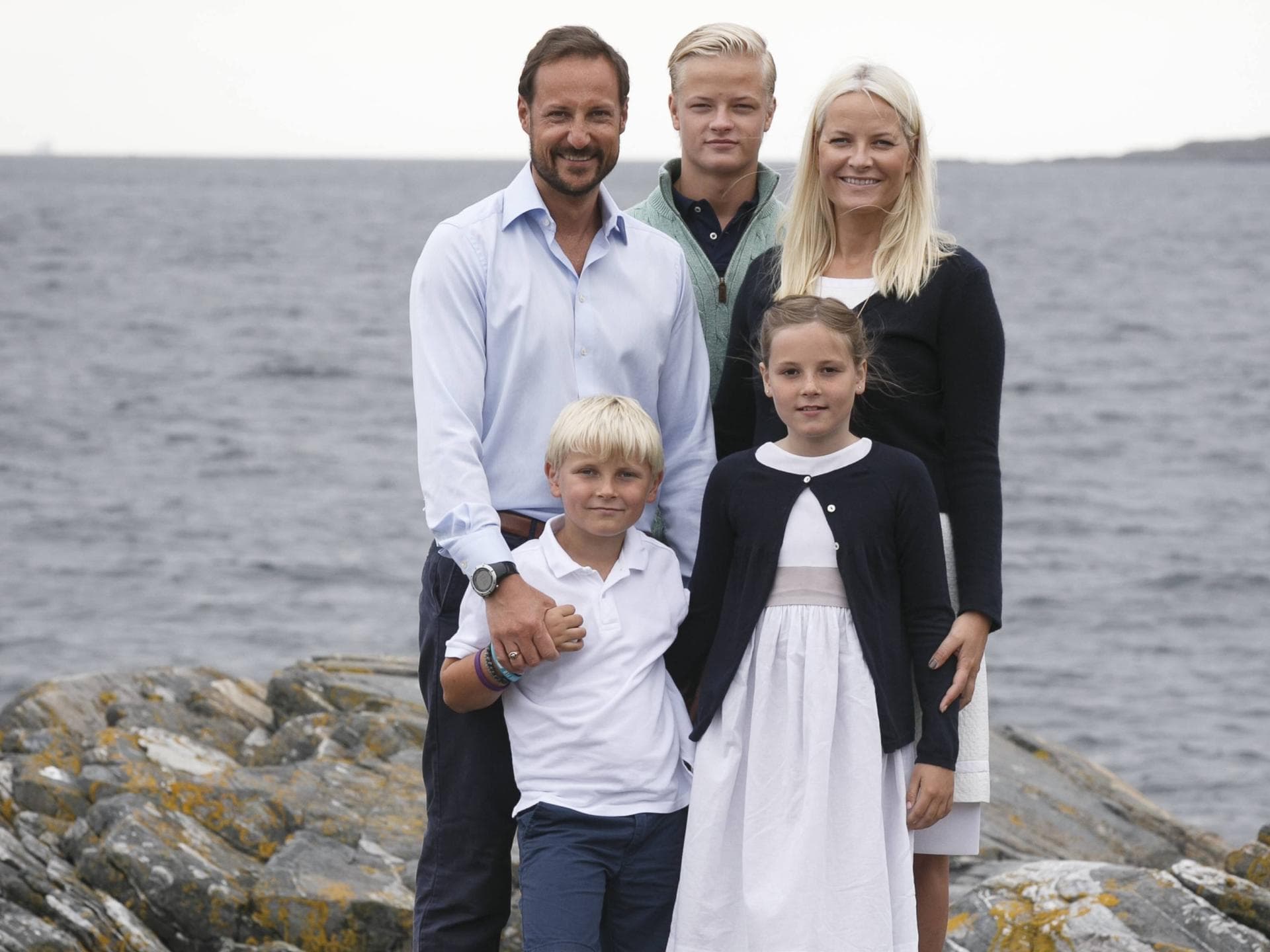 Prinz Haakon, Prinz Sverre Magnus, Marius Borg Hoiby, Prinzessin Ingrid Aleksandra und Mette-Marit vor der Sommer-Residenz 2014