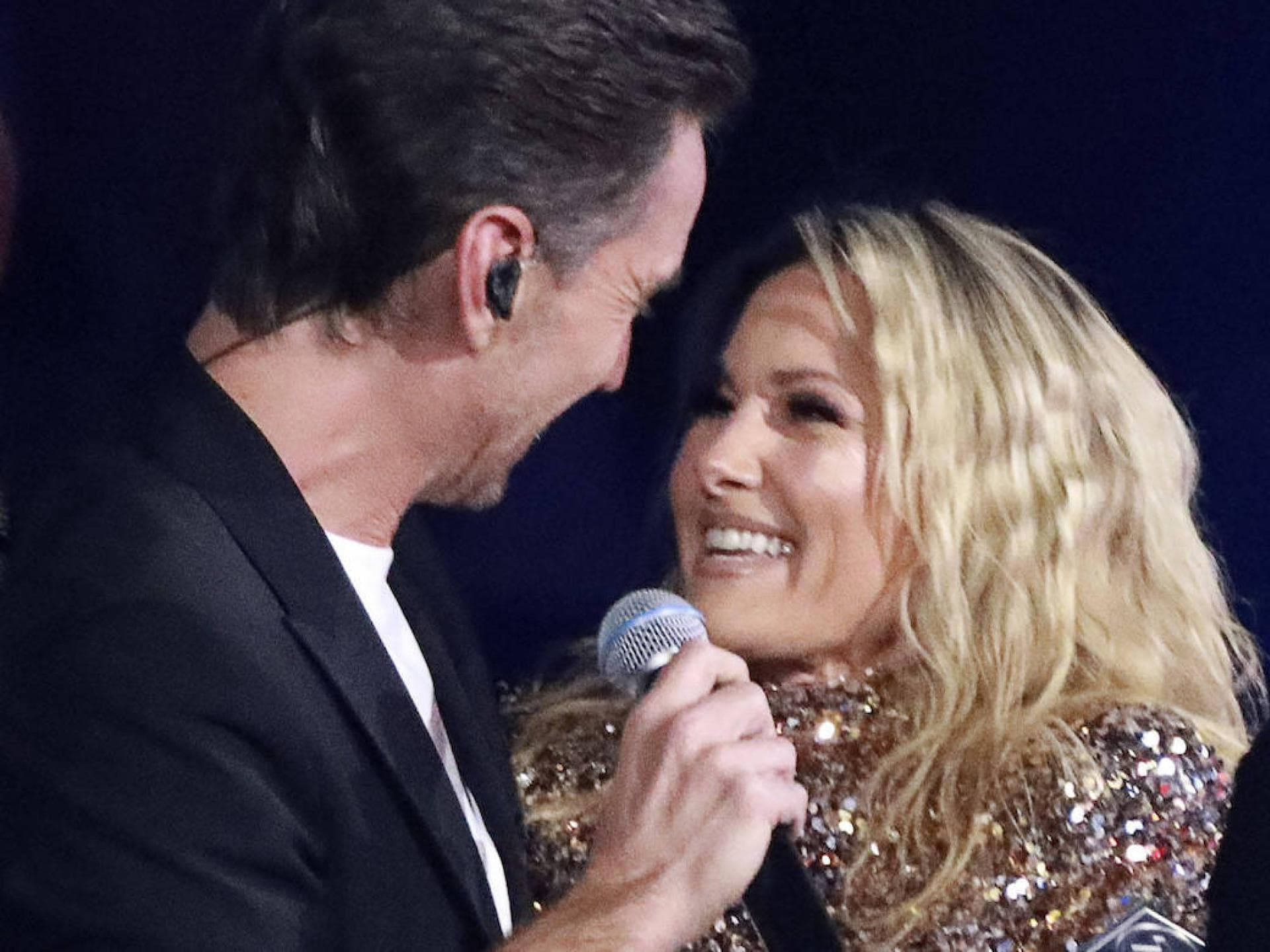Florian Silbereisen und Helene Fischer lächeln sich an