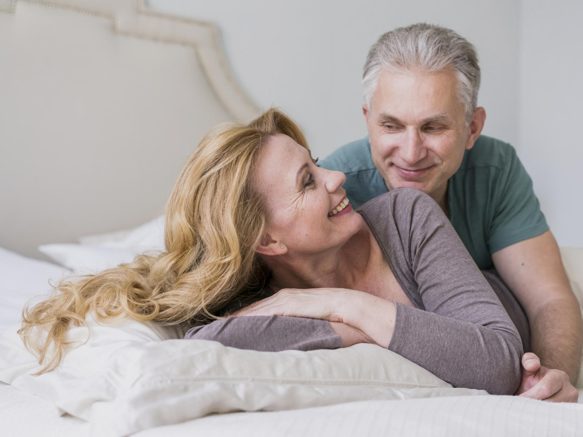 Warum Frauen ab 50 die besten Liebhaberinnen sind, liest du hier. Älteres Pärchen im Bett