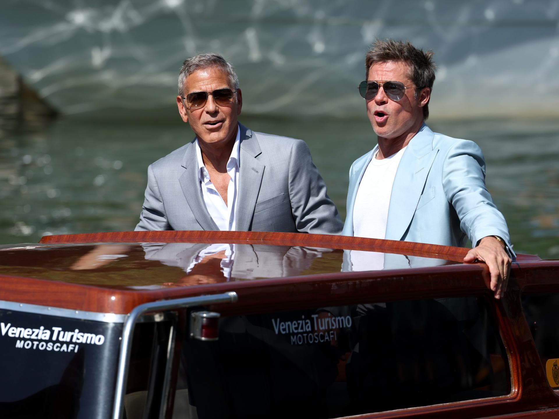 George Clooney und Brad Pitt auf einem Boot