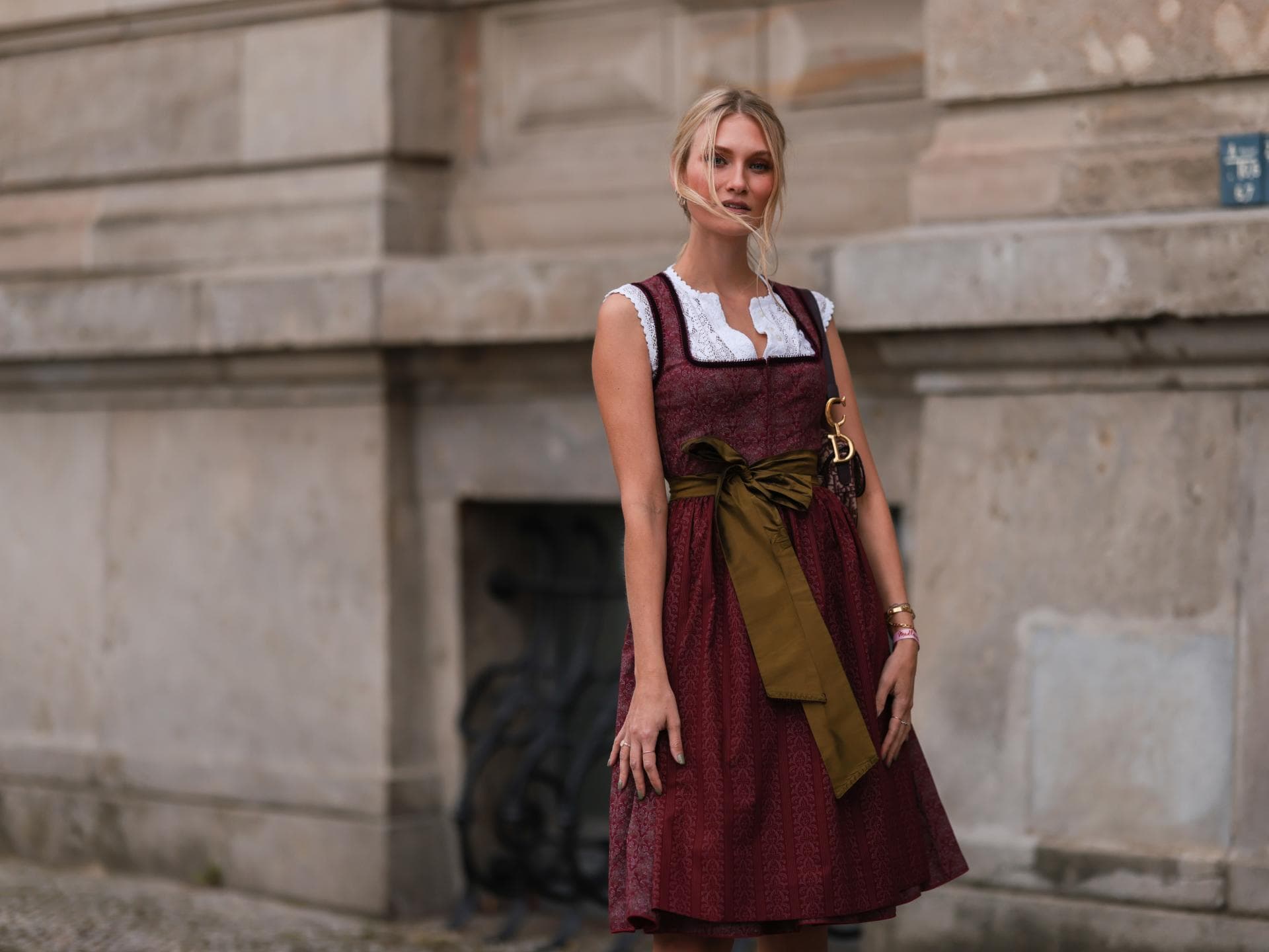 Frau trägt Dirndl für Oktoberfest