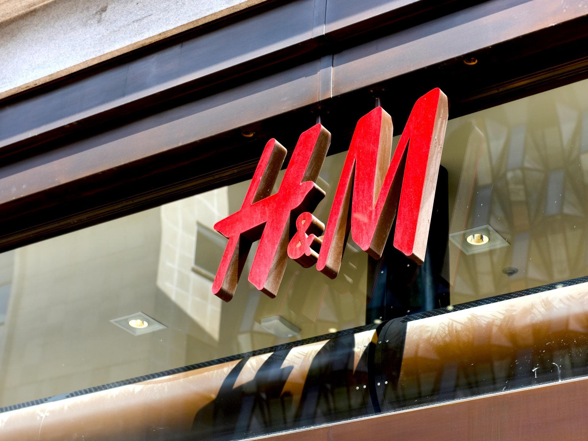 H&M-Filiale Logo von einer H&M-Filiale