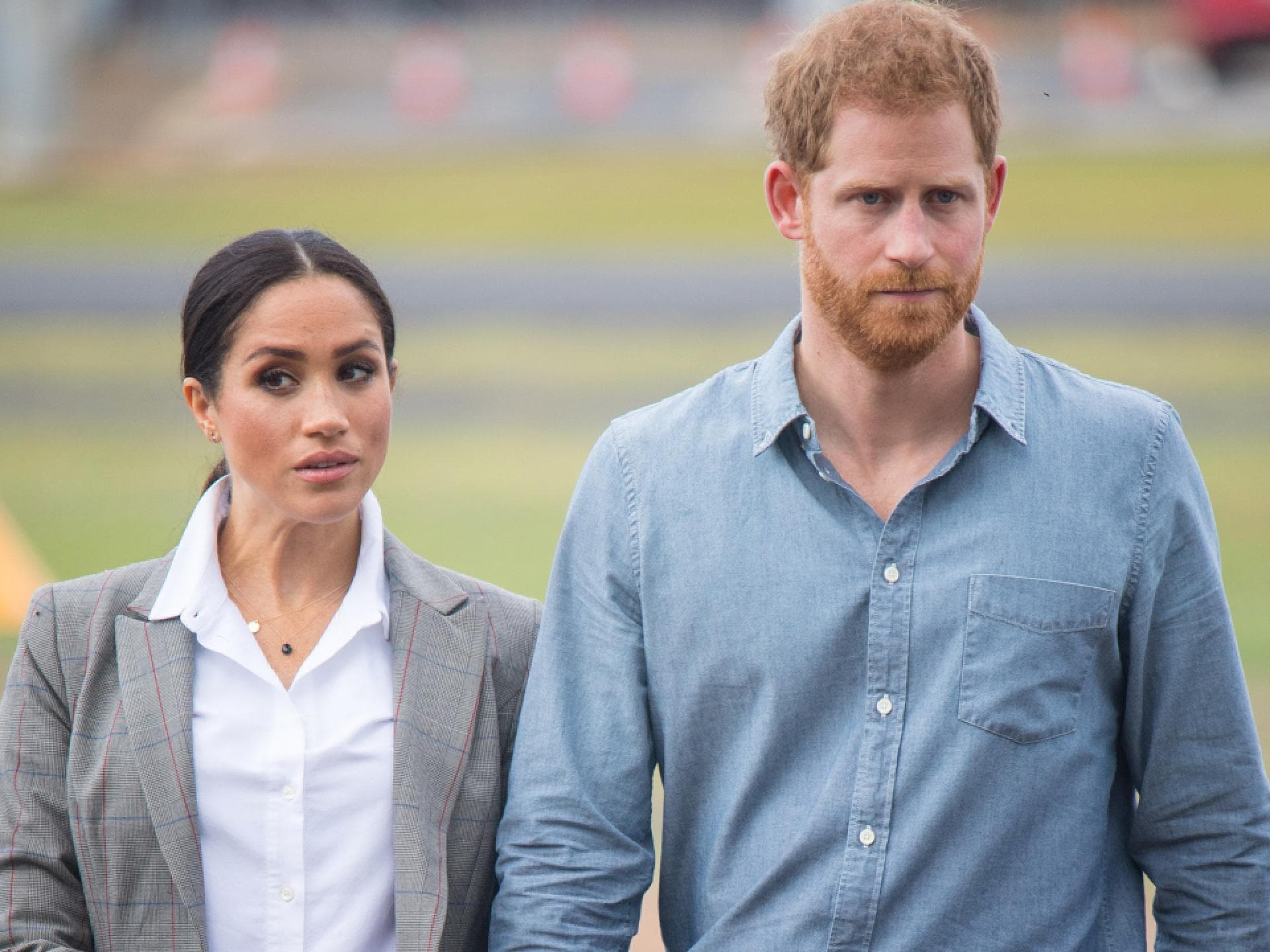 Herzogin Meghan und Prinz Harry sehen frustriert aus