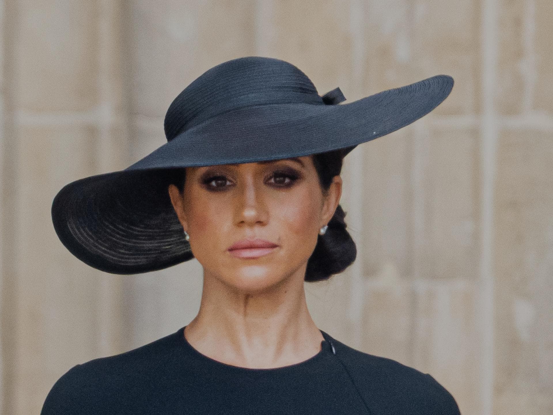 Herzogin Meghan schaut bei der Beerdigung von Queen Elizabeth II. bitter.