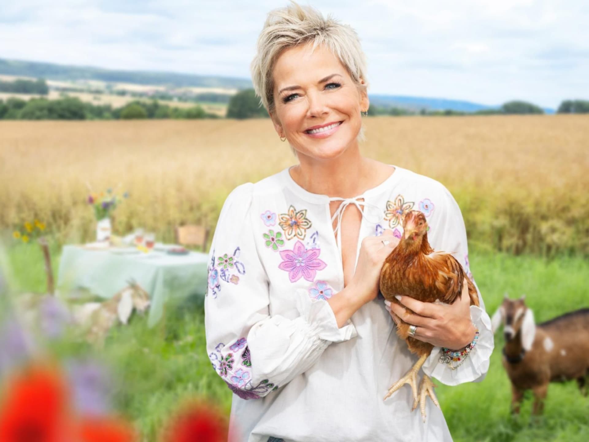 Inka Bause mit Huhn auf dem Arm