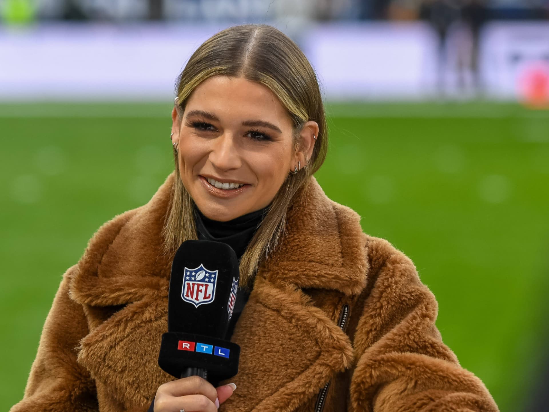 Jana Wosnitza bei einem NFL-Spiel