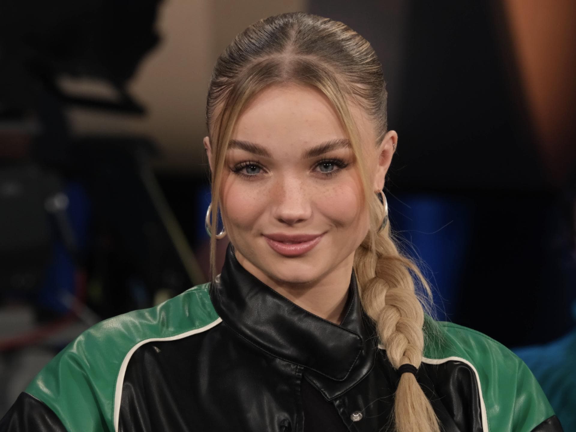 Julia Willecke, alias Julia Beautx, lächelt leicht