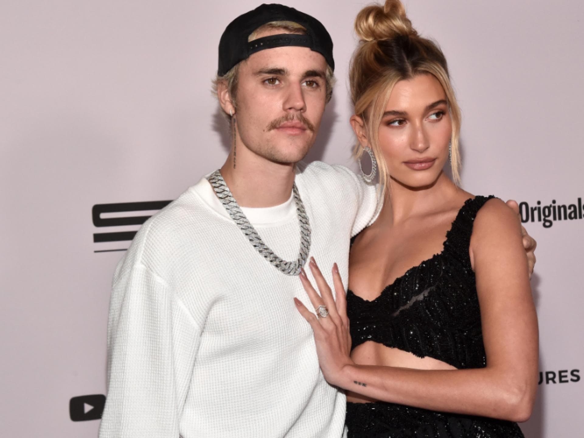 Justin und Hailey Bieber gucken ernst