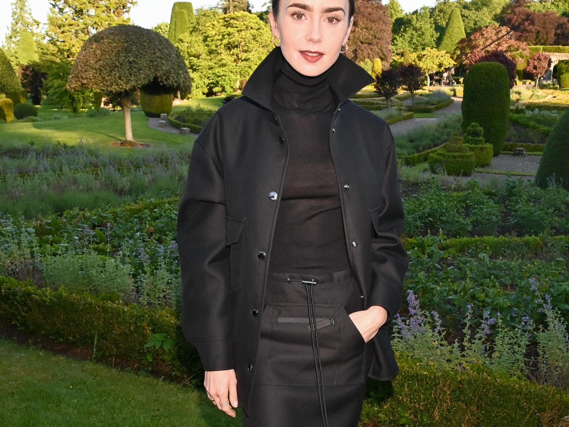 Lily Collins– diese Sneaker feiern gerade ihre Fans Lily Collins im Park