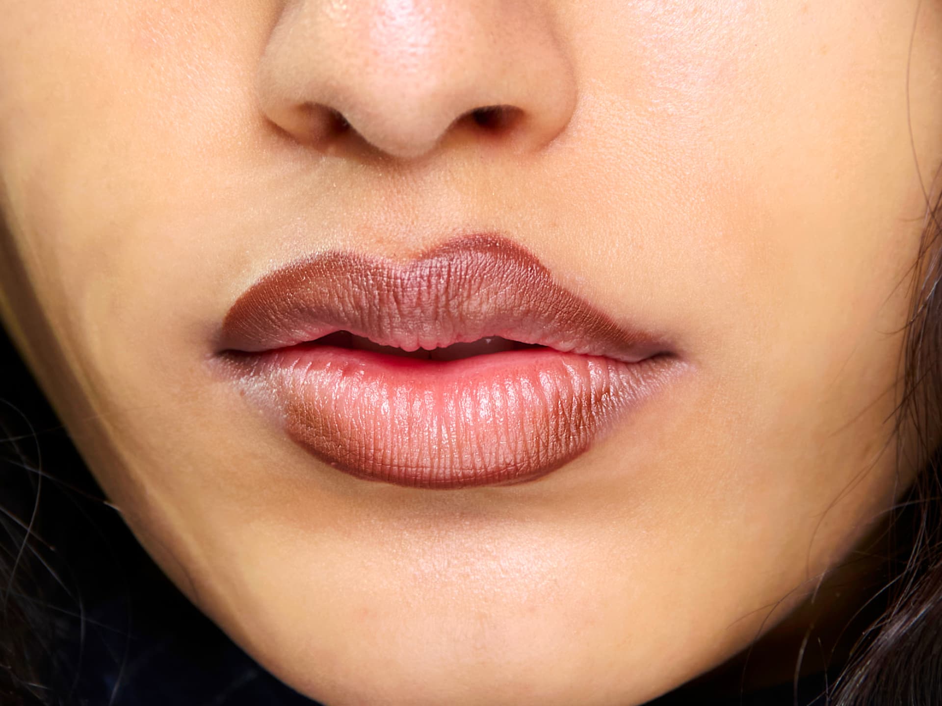 Wird Lippenstift falsch aufgetragen, kann er ungewollt älter machen Model mit aufgetragenem Lippenstift, der älter macht