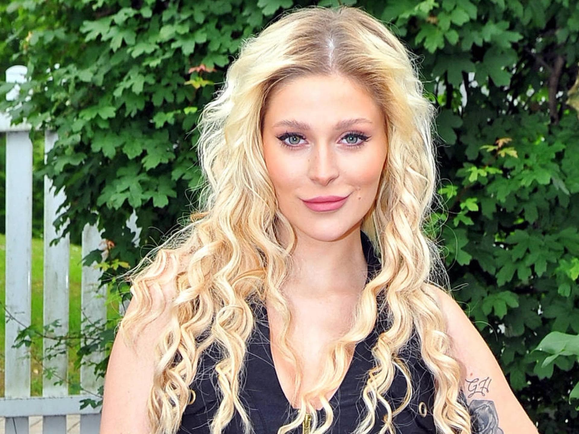 Marie Reim mit Lockenfrisur beim "ZDF-Fernsehgarten"