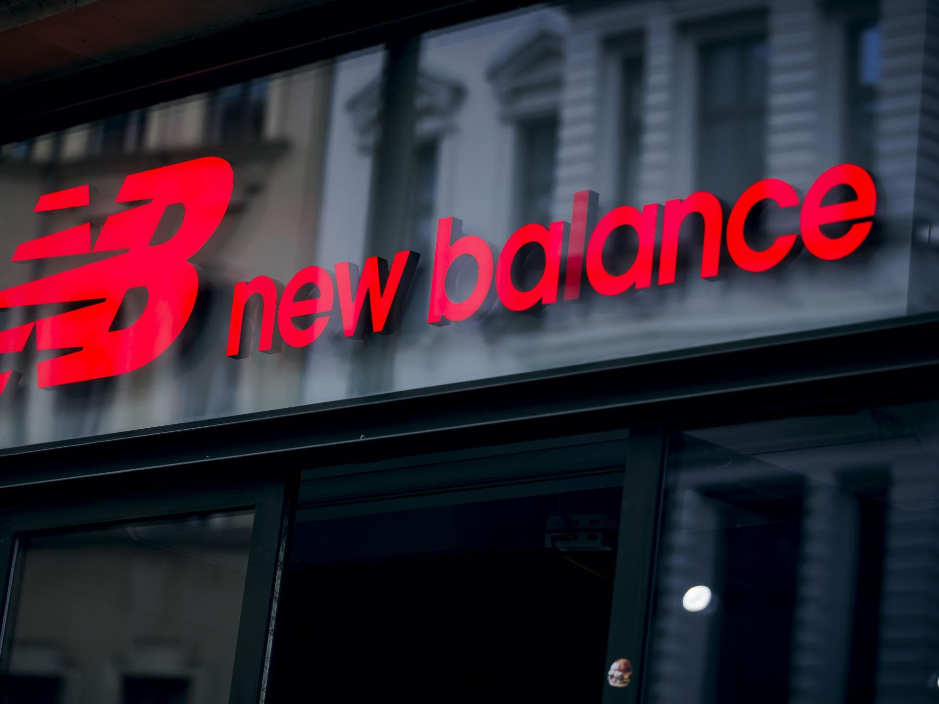 New Balance ist eine beliebte Sneaker-Marke Logo von New Balance
