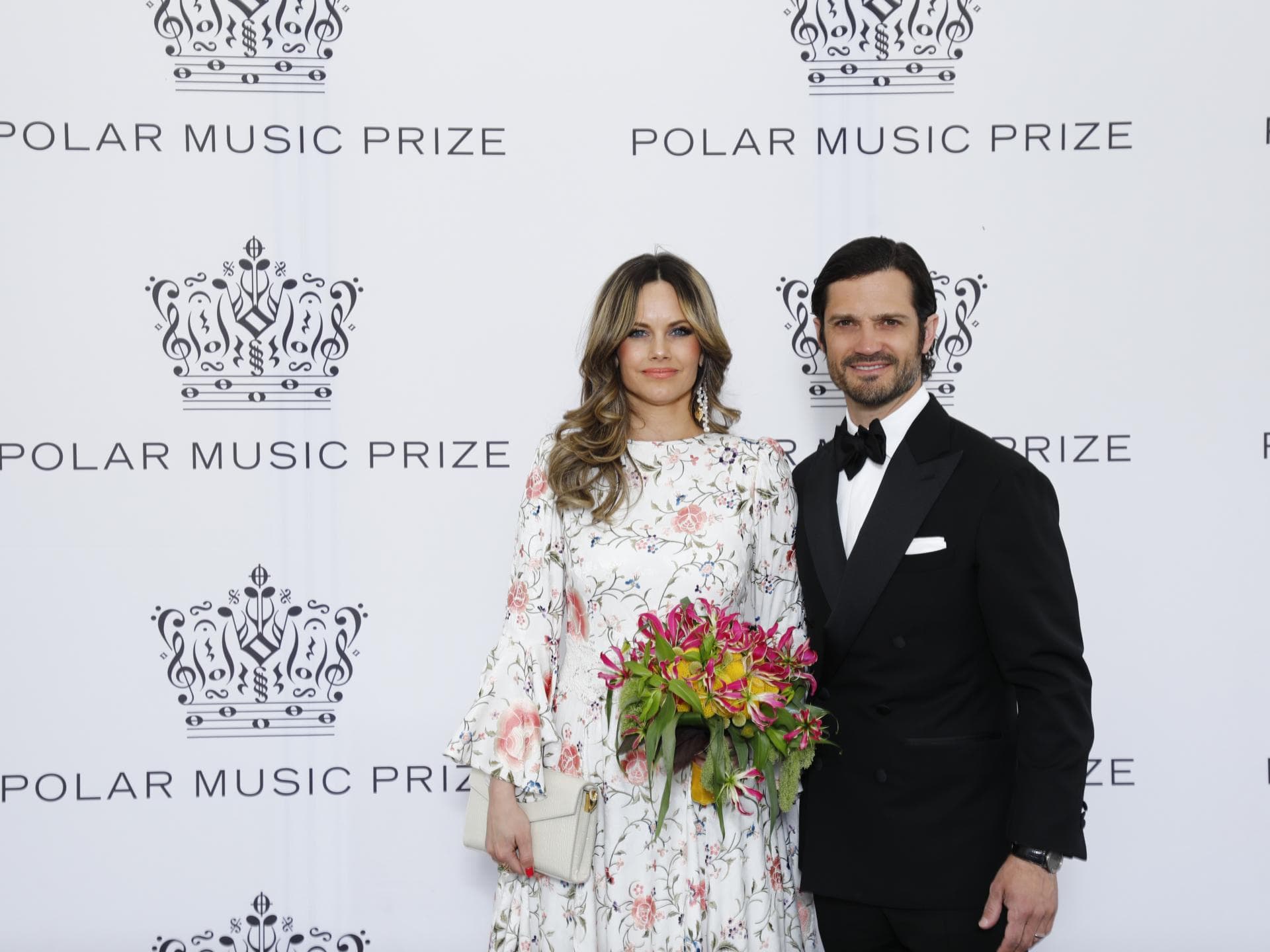 Prinzessin Sofia mit Blumenstrauß in der Hand und Prinz Carl Philip auf einem Event