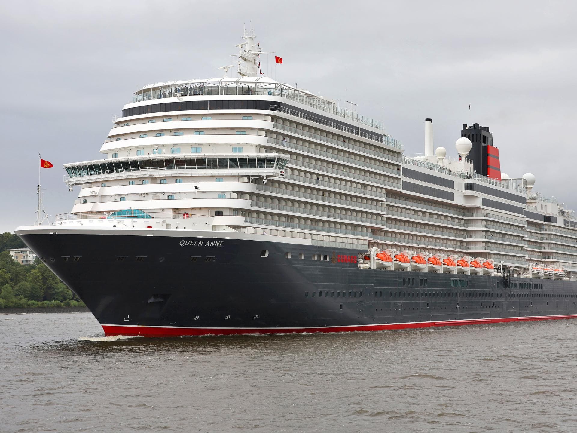 Queen Anne fährt durch den Hamburger Hafen Queen Anne fährt durch den Hamburger Hafen
