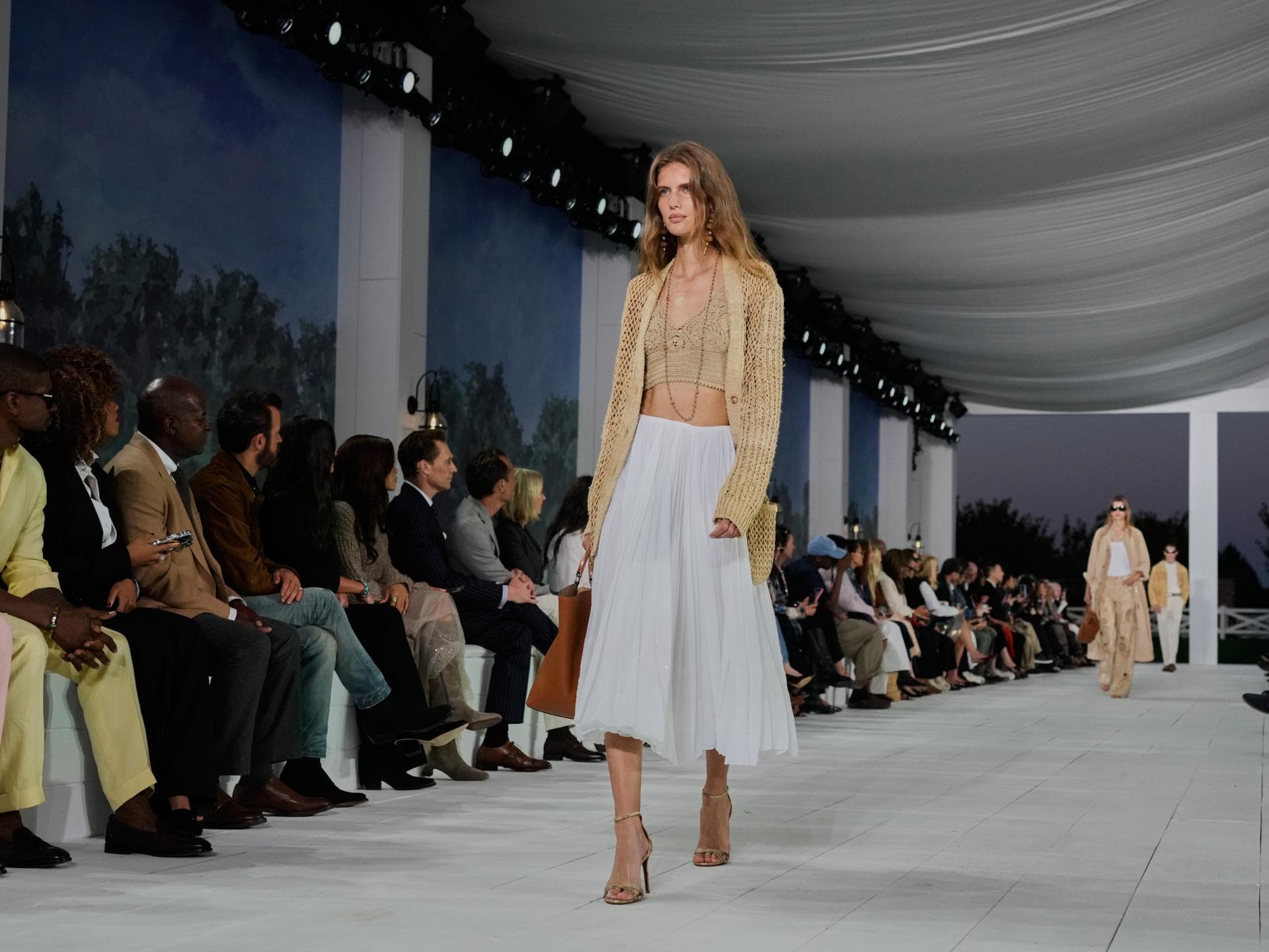 Ralph Lauren Spring/ Summer 2025 Model in weißem Rock bei Ralph Lauren Spring/ Summer 2025