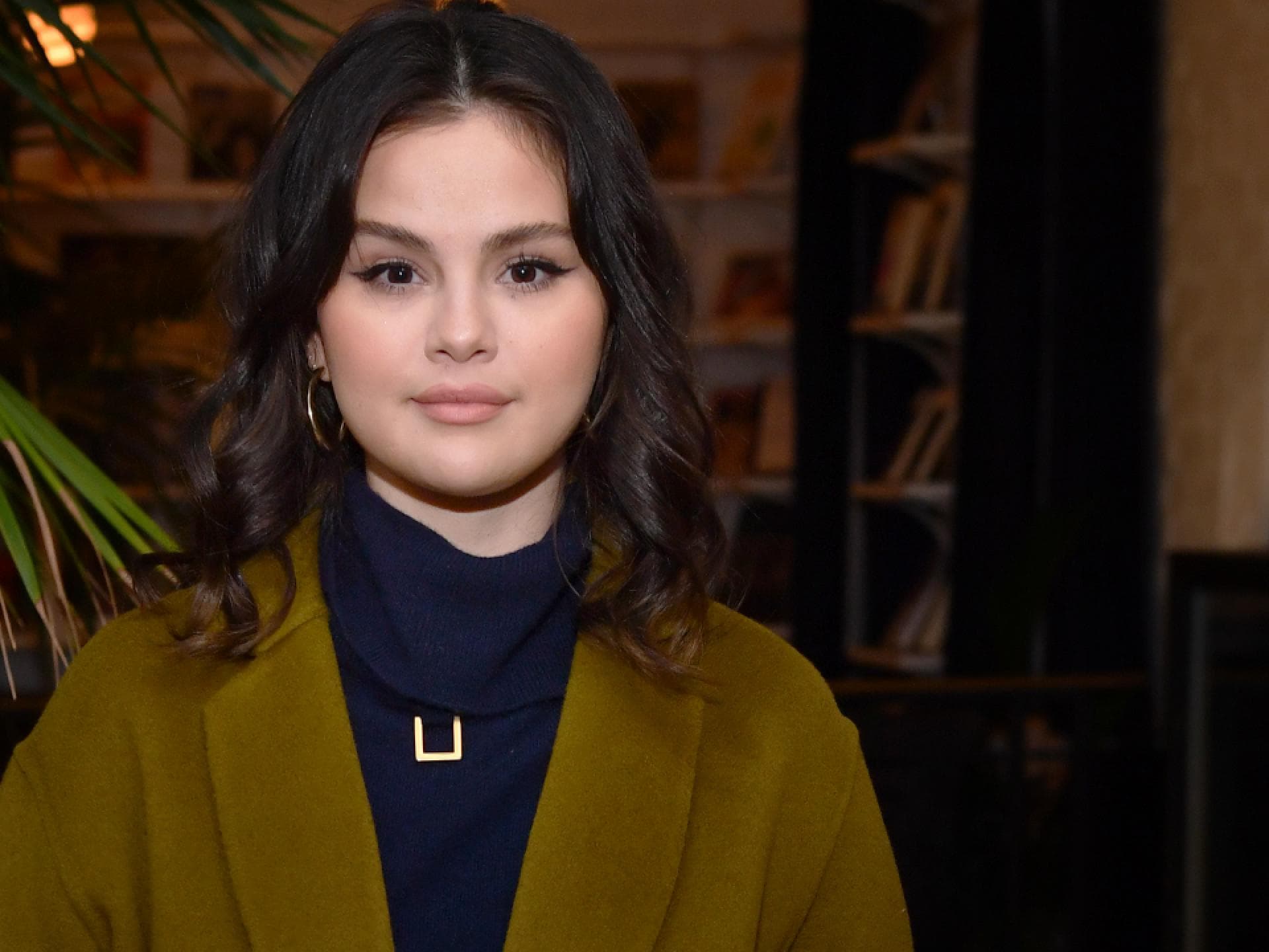 Selena Gomez sieht ernst aus