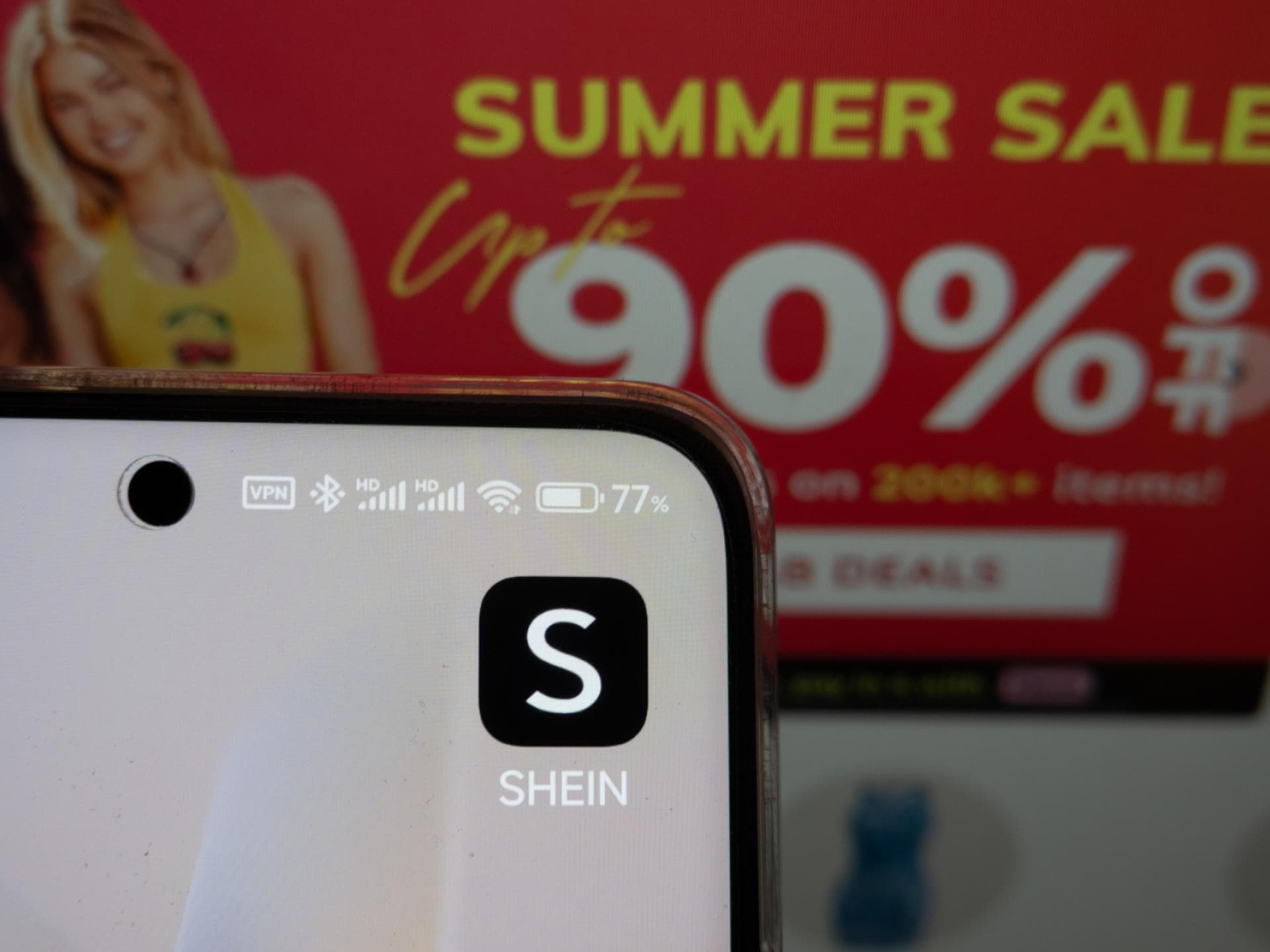 Bei Shein kosten die Produkte oft nur wenige Euro. Shein App mit Summer Sale