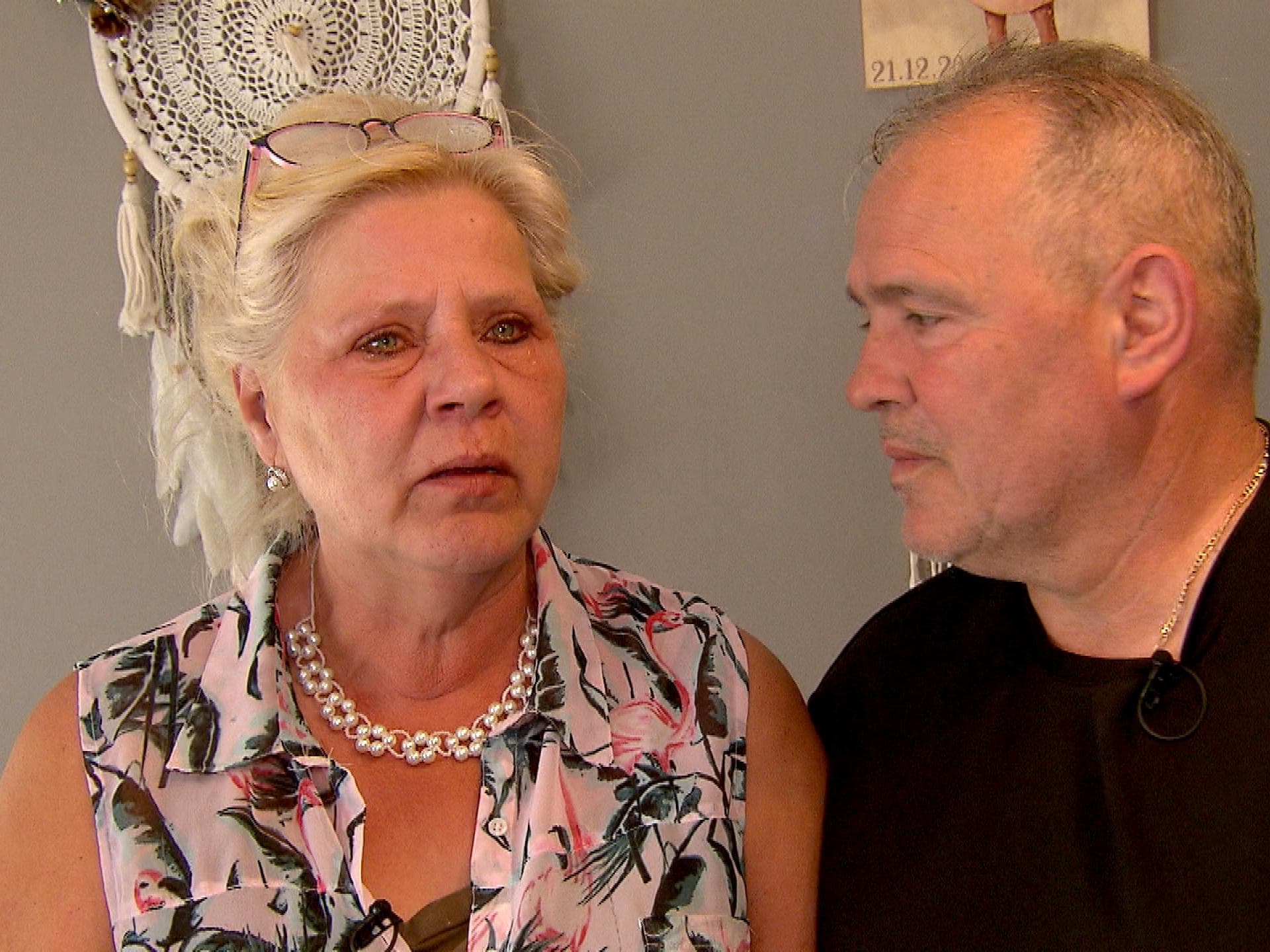 Silvia Wollny weint, Harald steht neben ihr