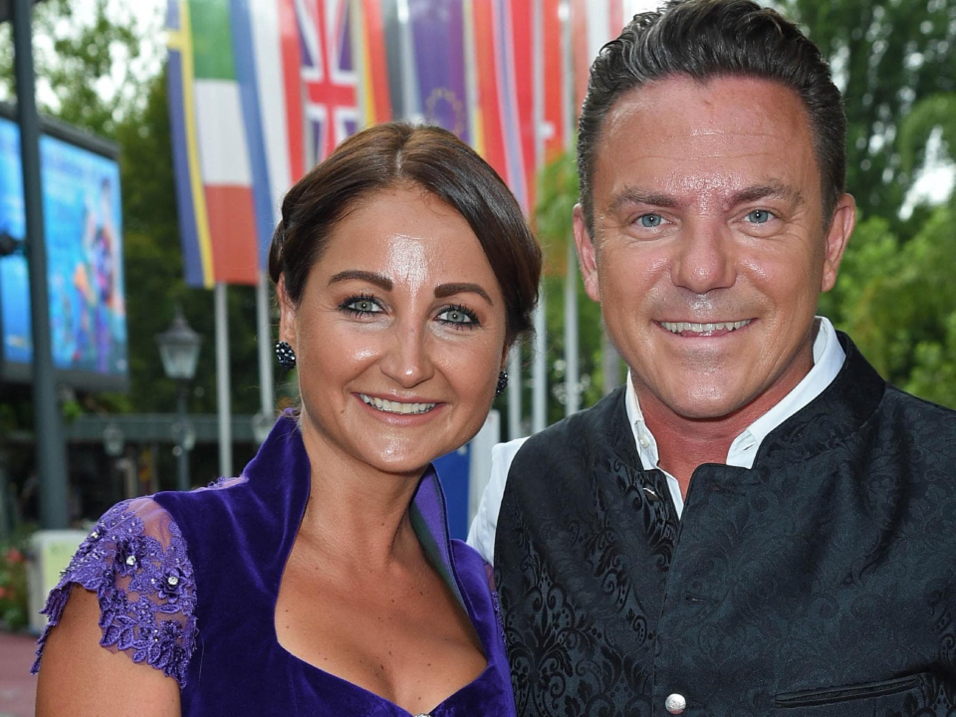 Stefan Mross und Eva Luginger lächeln