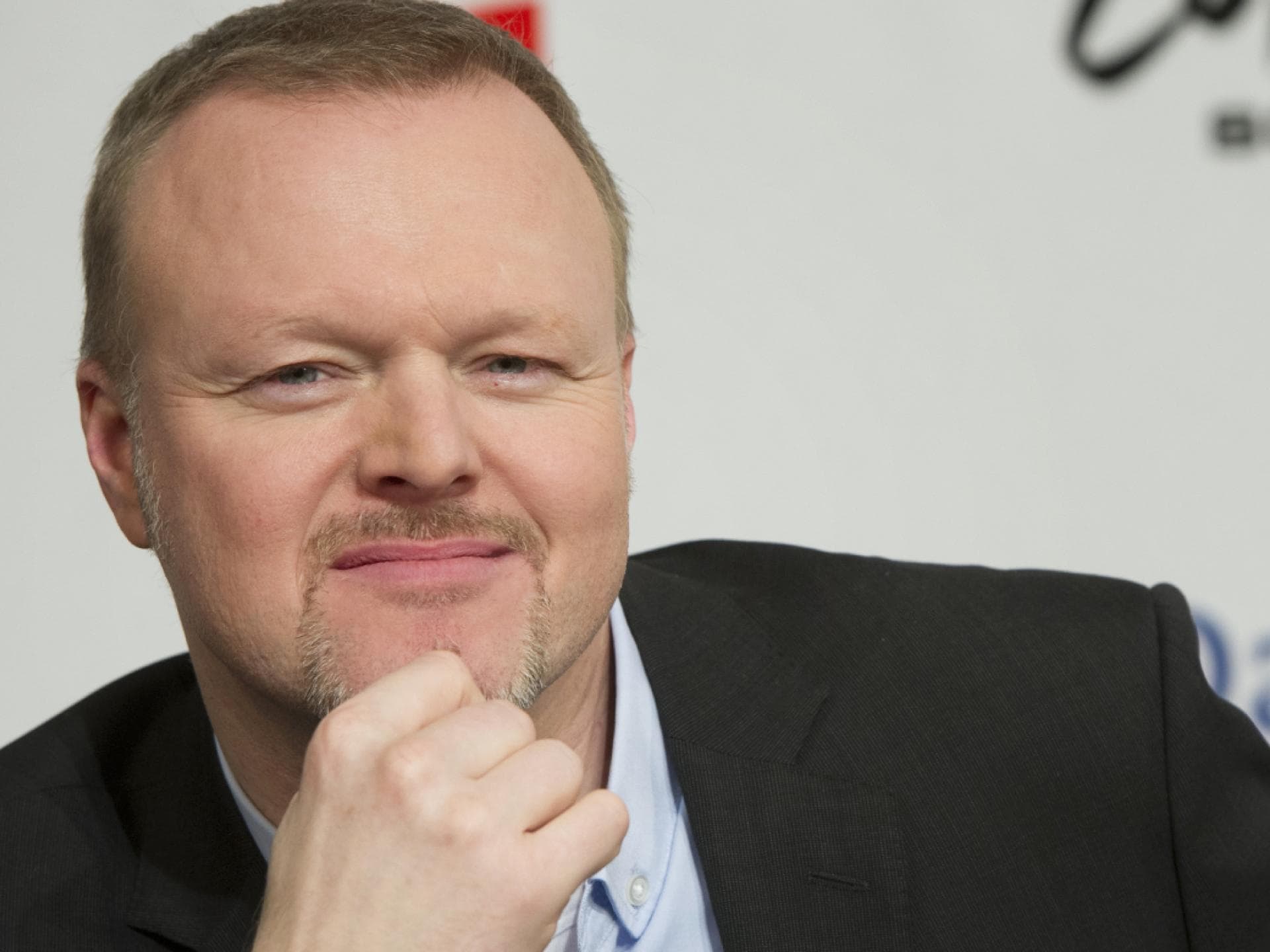 Stefan Raab sieht in die Kamera