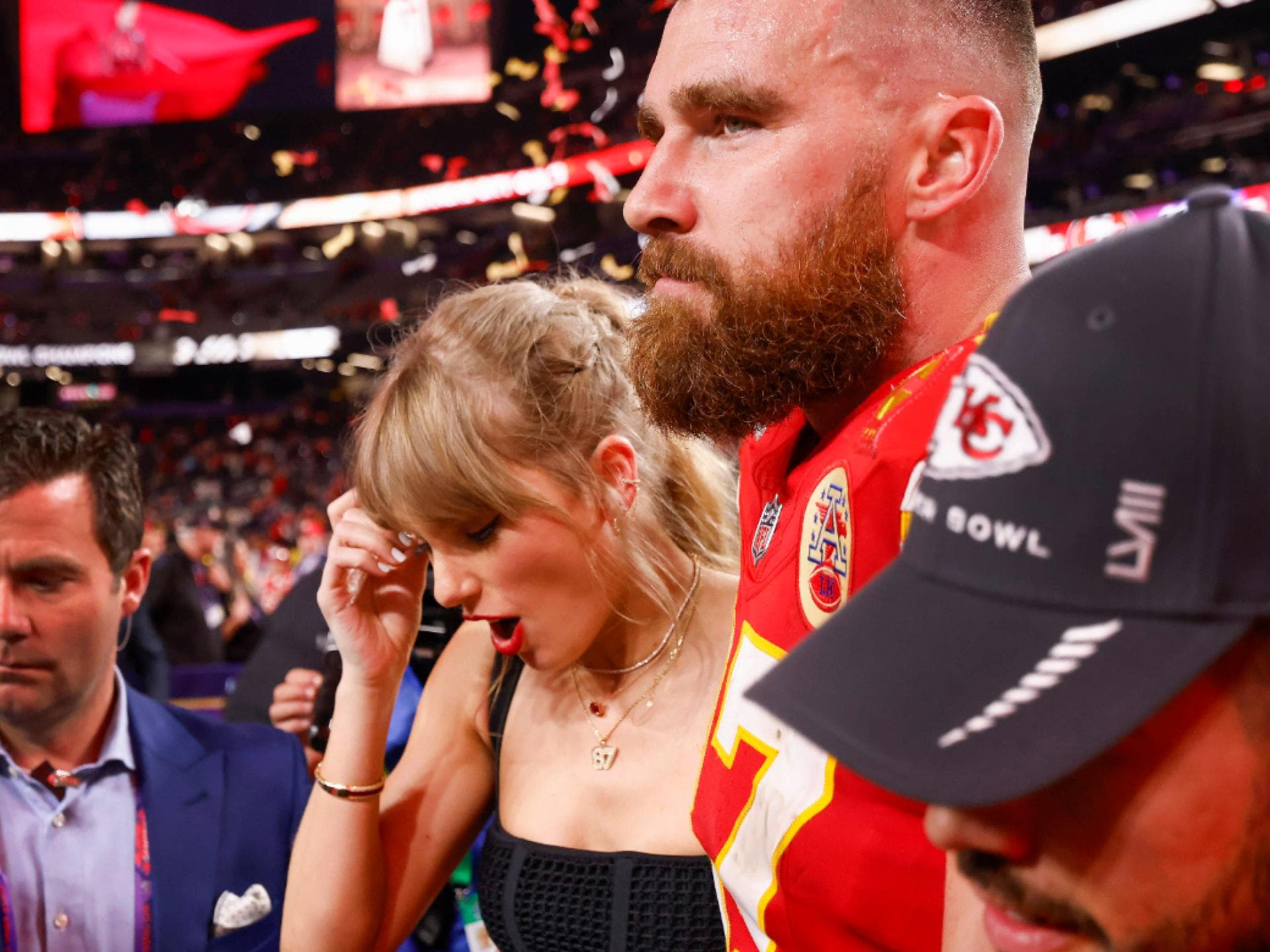 Taylor Swift und Travis Kelce beim Super Bowl 2024 Arm in Arm