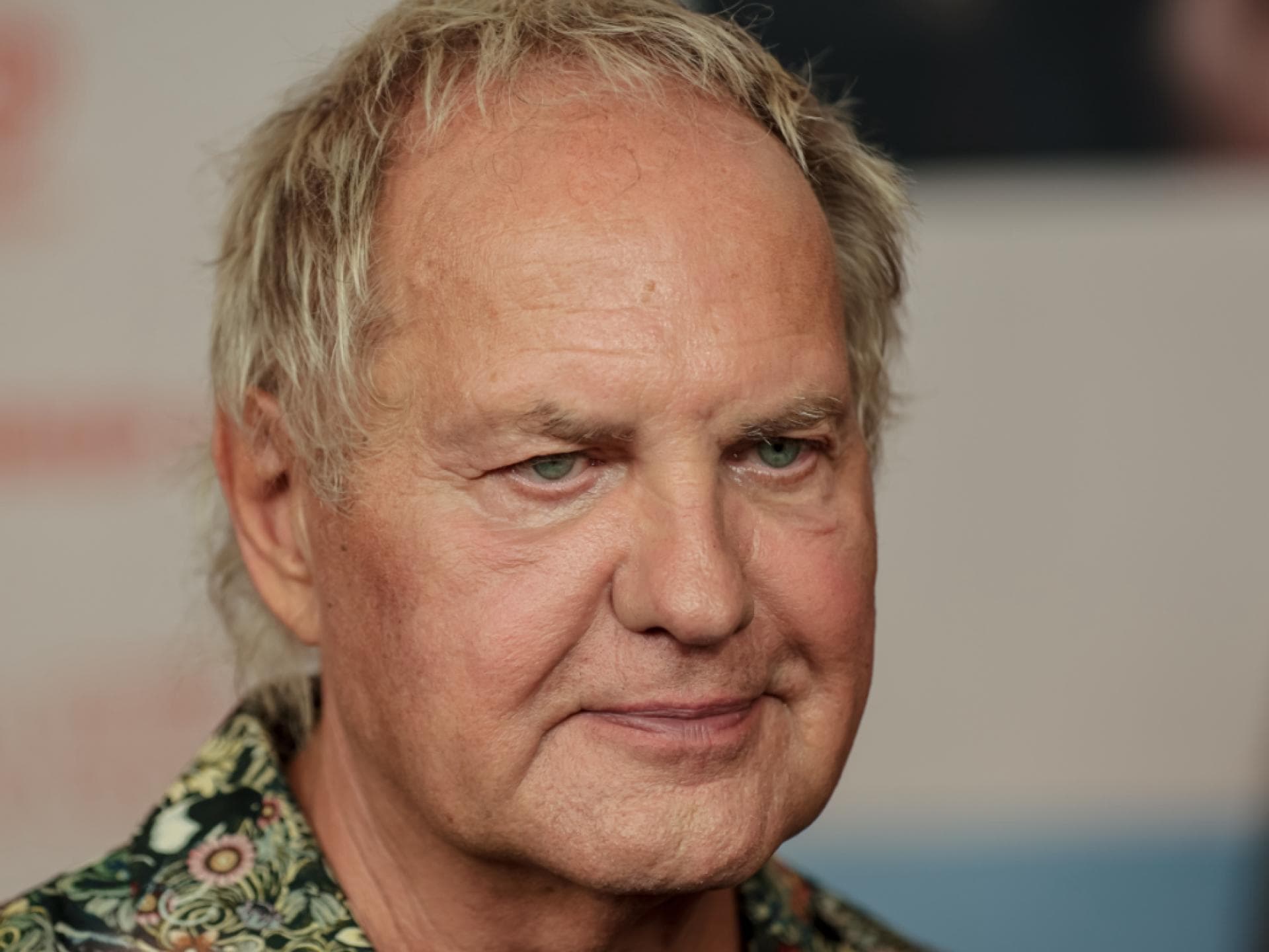 Uwe Ochsenknech guckt grimmig