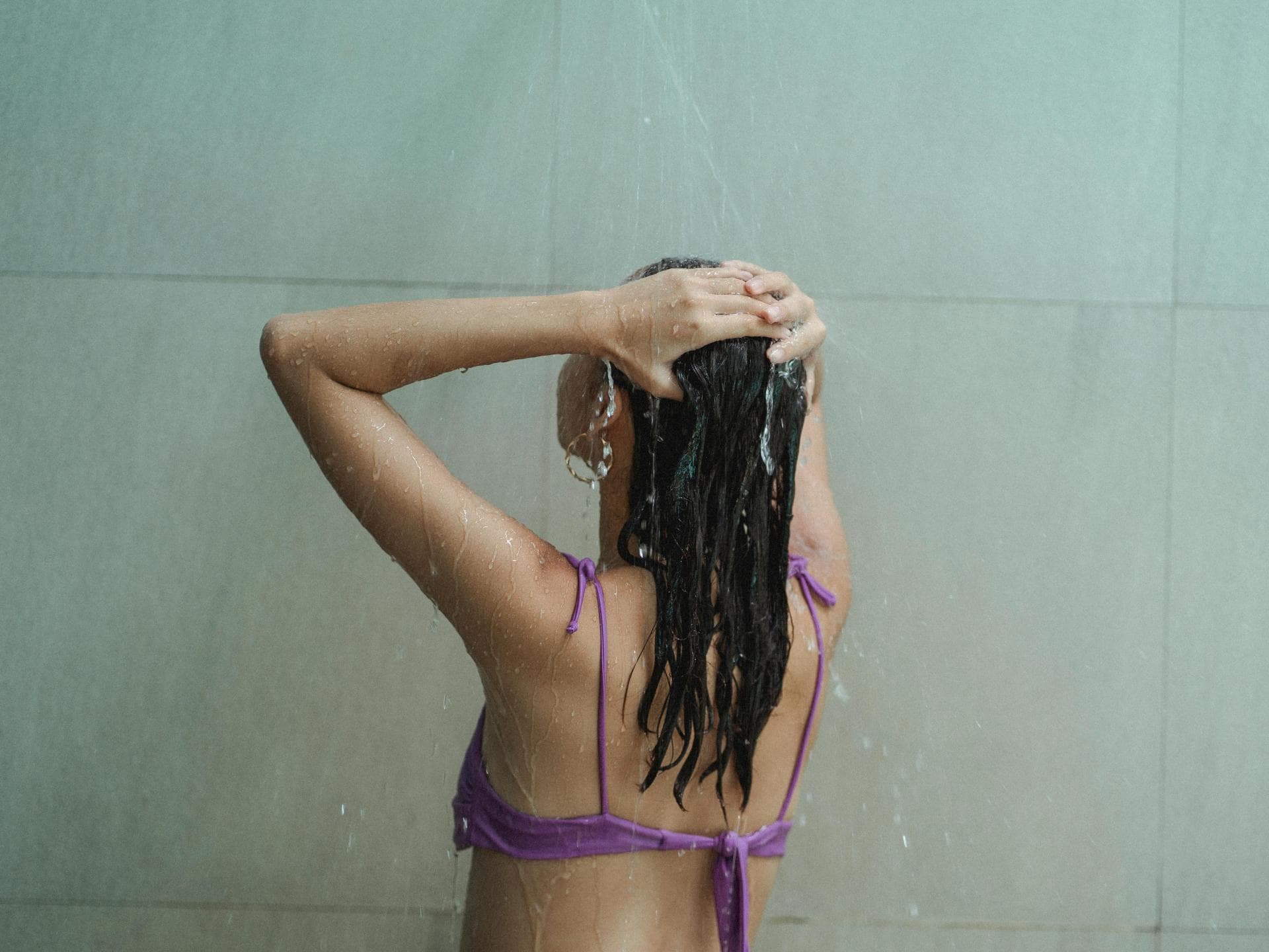 Welches Shampoo passt zu mir und meinem Haar Frau wäscht ihre Haare