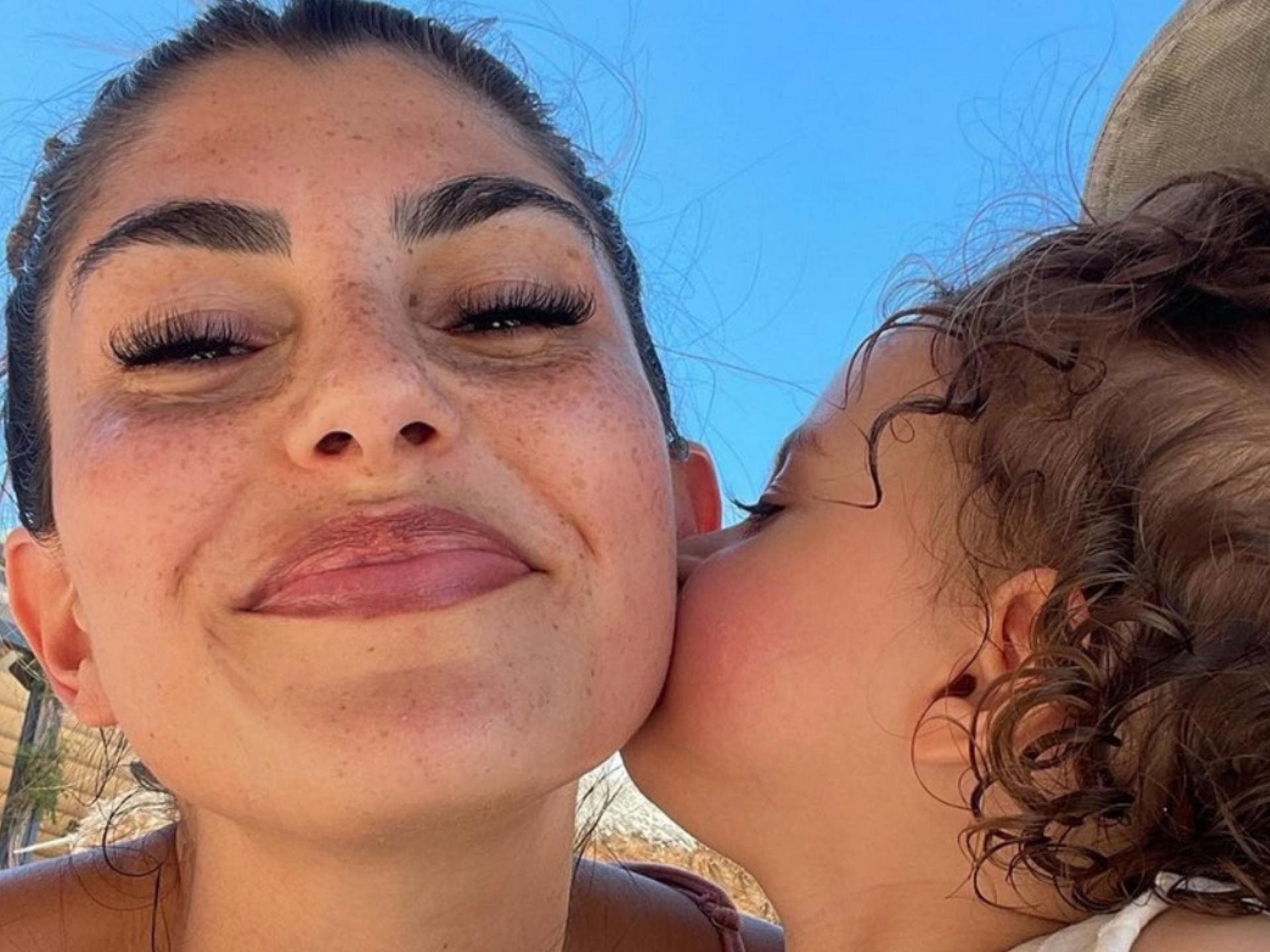 Yeliz Koc bekommt einen Wangenkuss von Tochter Snow am Strand bei einem Instagram-Selfie