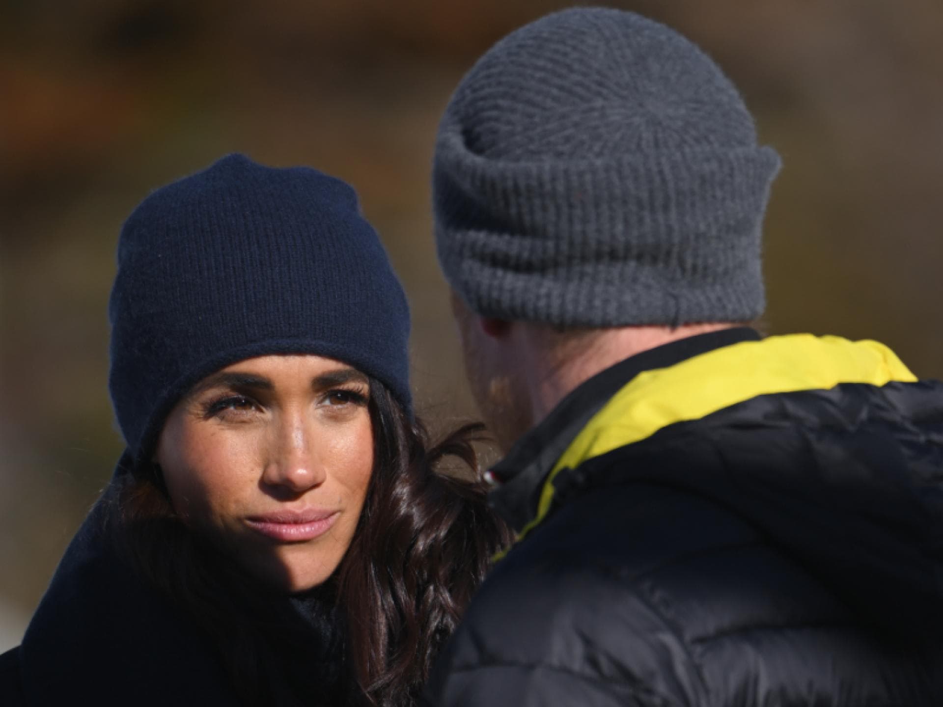 Herzogin Meghan schaut Prinz Harry in Kanada an.