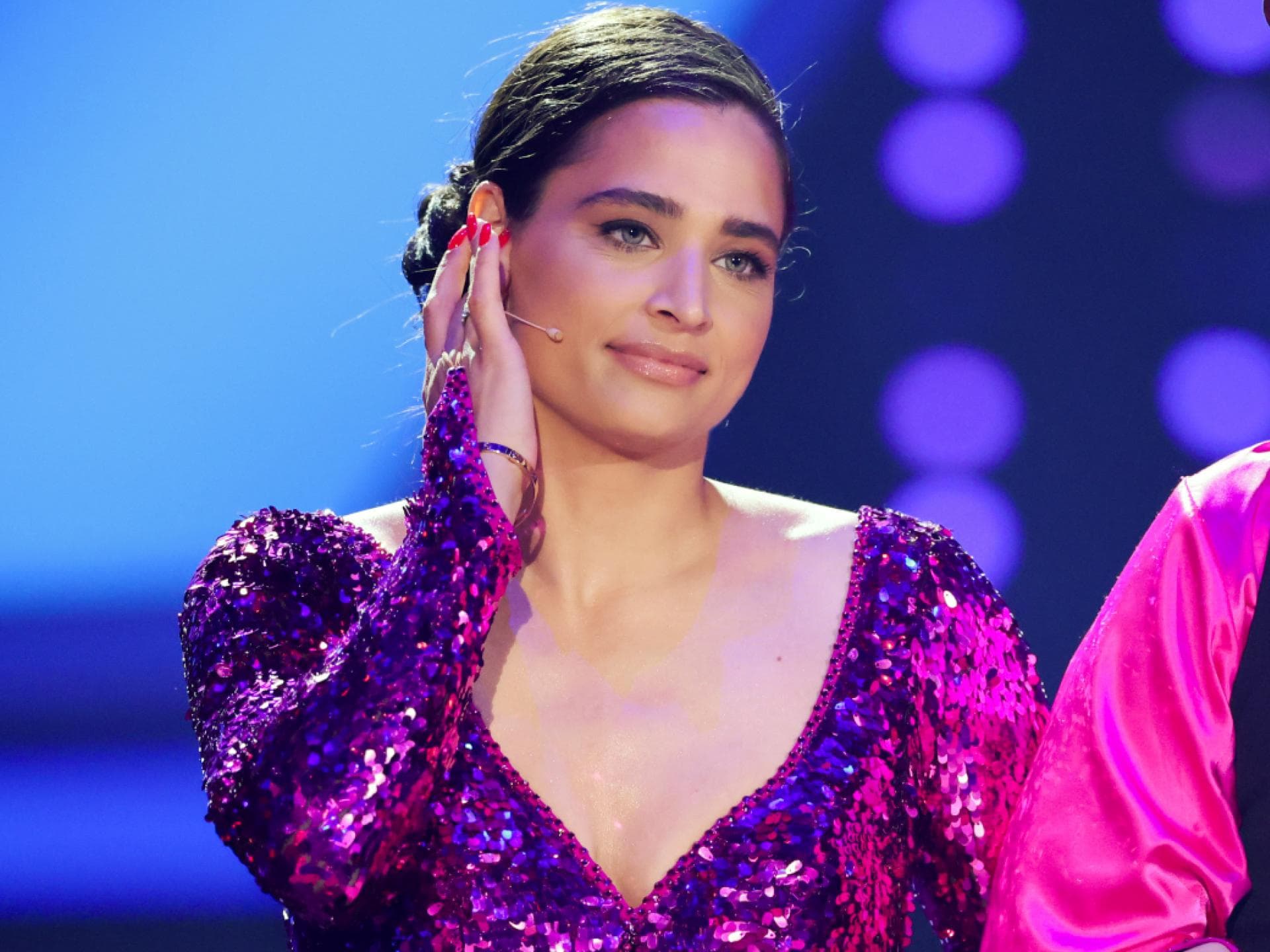 Amira Pocher fasst sich ans Ohr