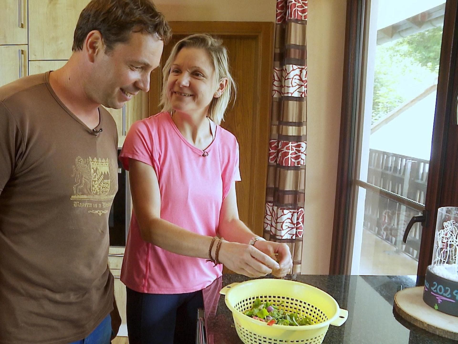 "Bauer sucht Frau" 2024: Manfred & Susanne machen Salat 