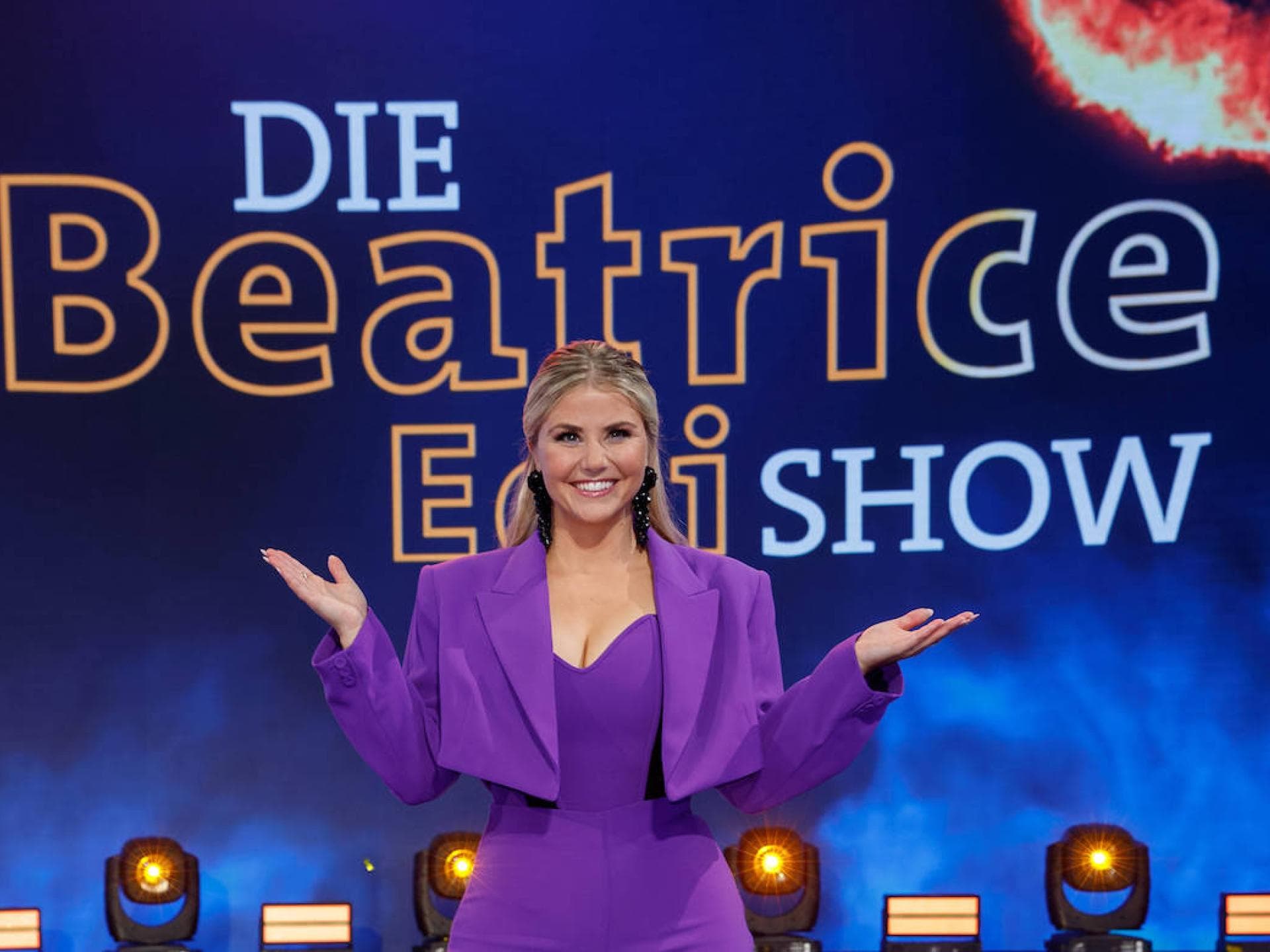 Beatrice Egli vor Logo der Beatrice Egli Show